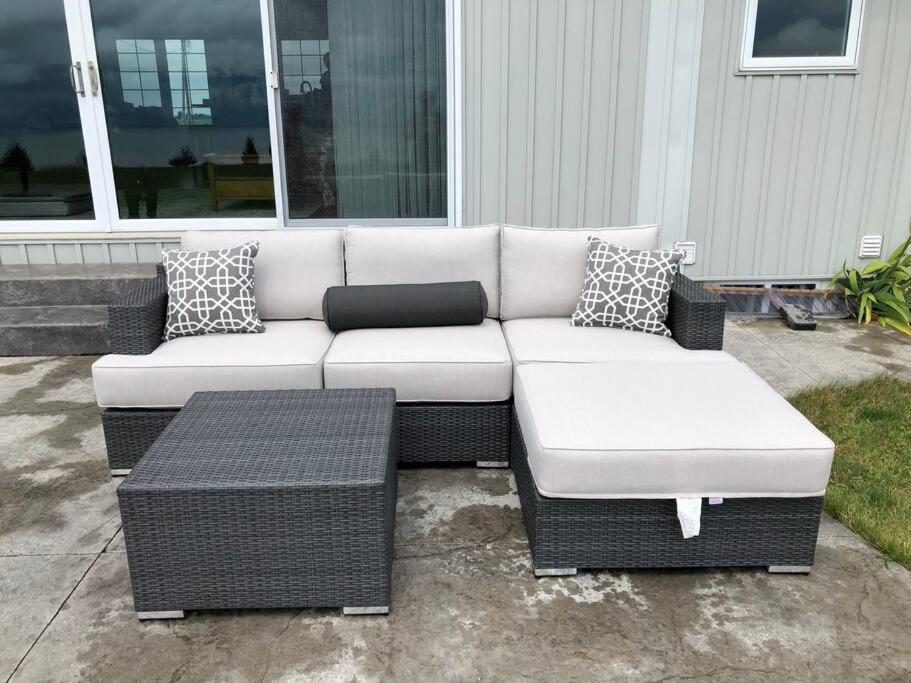 Merlin Home With Amazing Lake Erie Views
