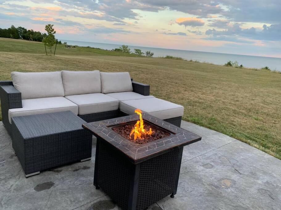 Merlin Home With Amazing Lake Erie Views