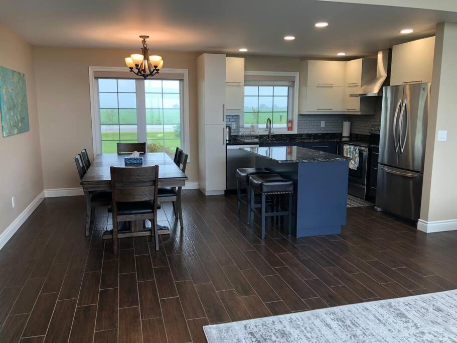 Merlin Home With Amazing Lake Erie Views