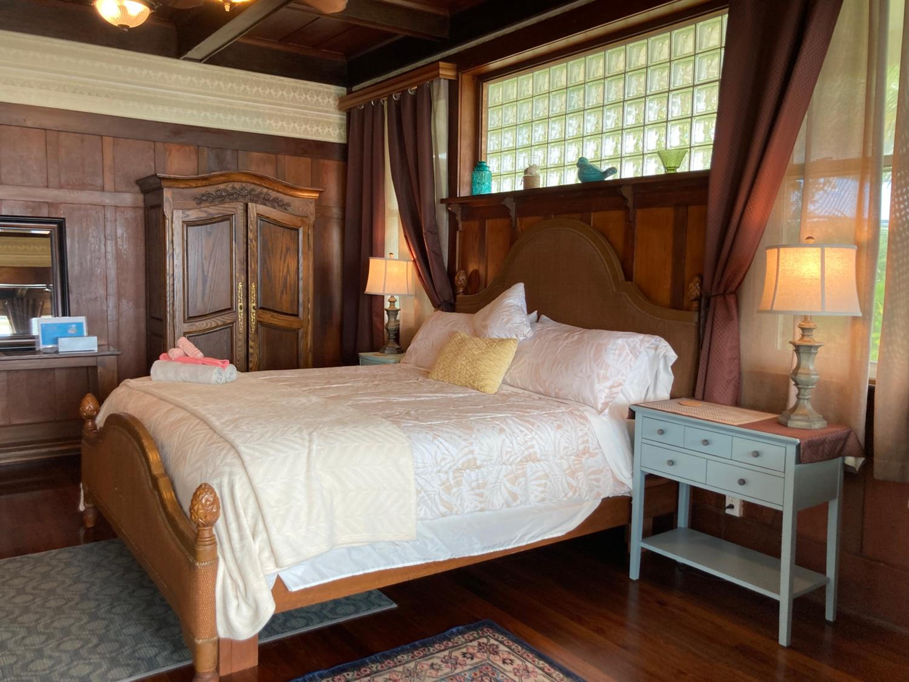 Big Island Vacations - Hilo Bay Oceanfront Bed and Breakfast - Property Image 2