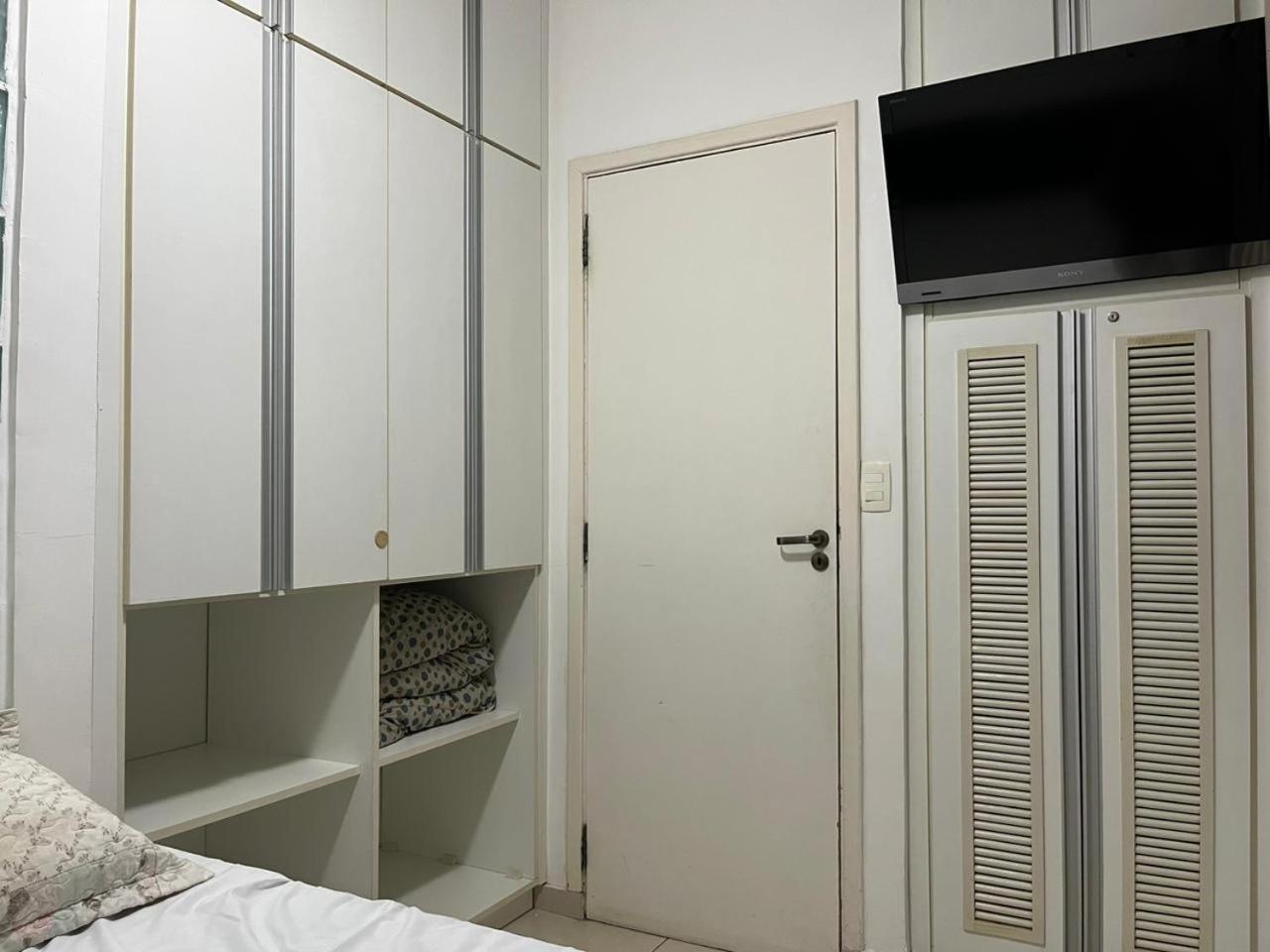 Excelente apartamento nr 317, 2dormitórios, Pé na Areia Praia das Toninhas com Piscina