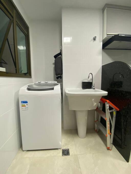 Apartamento de frente praia dos anjos com 3 suítes