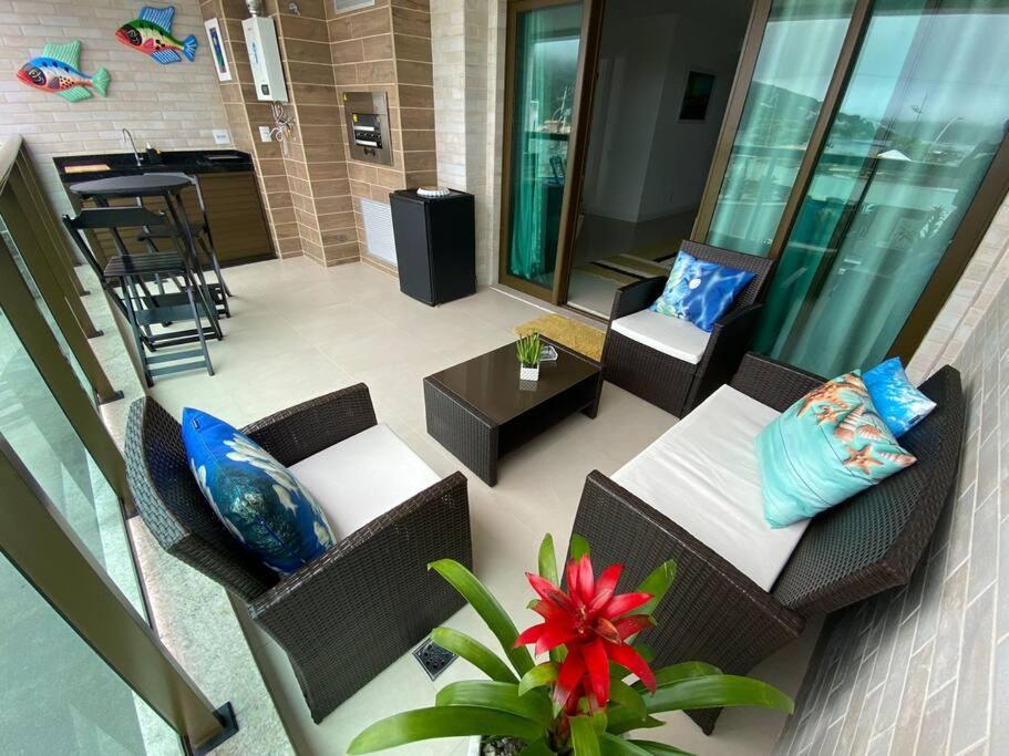 Apartamento de frente praia dos anjos com 3 suítes
