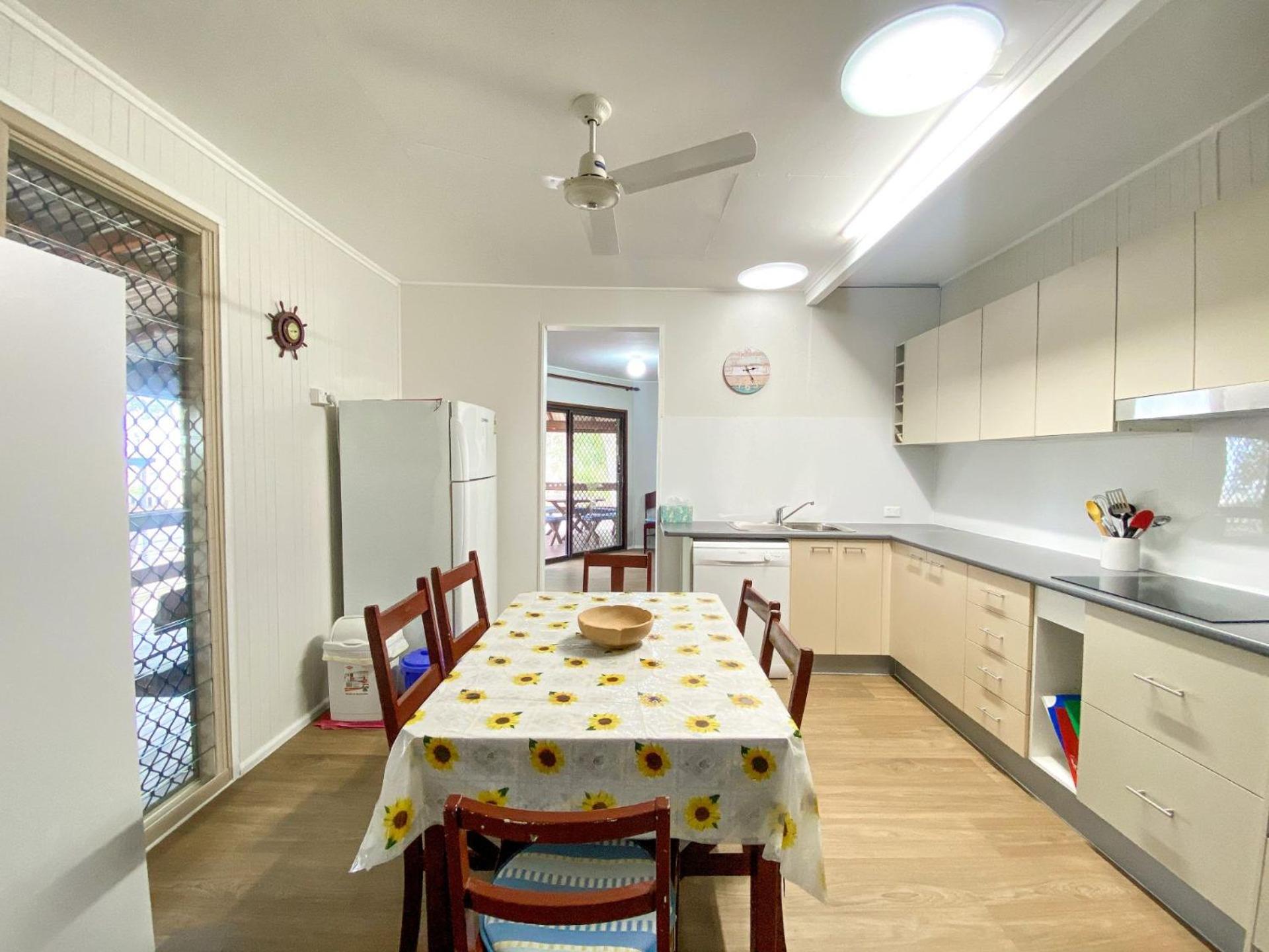 A Yearenda - Water Views -3BR - Steps to the Beach