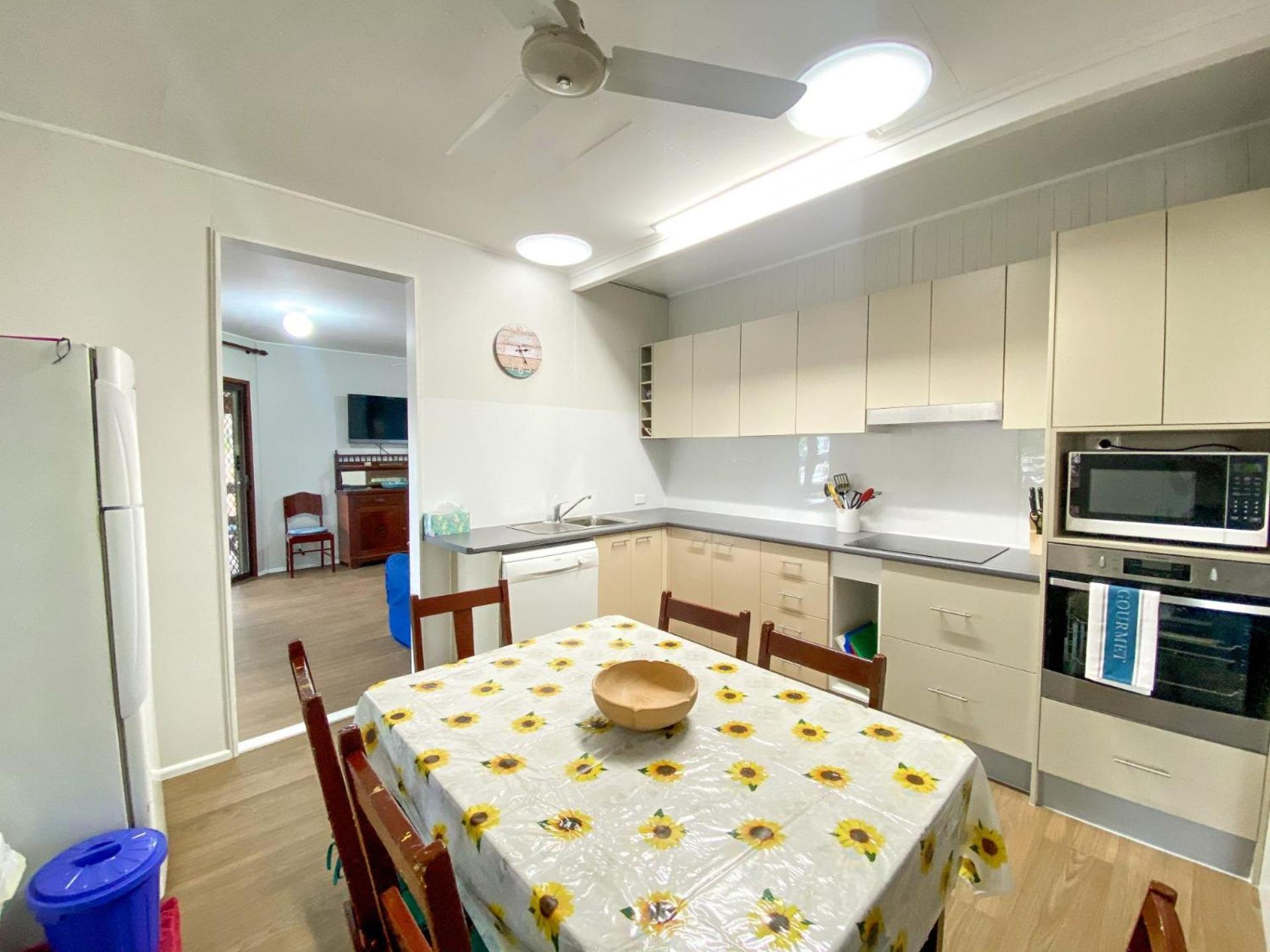 A Yearenda - Water Views -3BR - Steps to the Beach