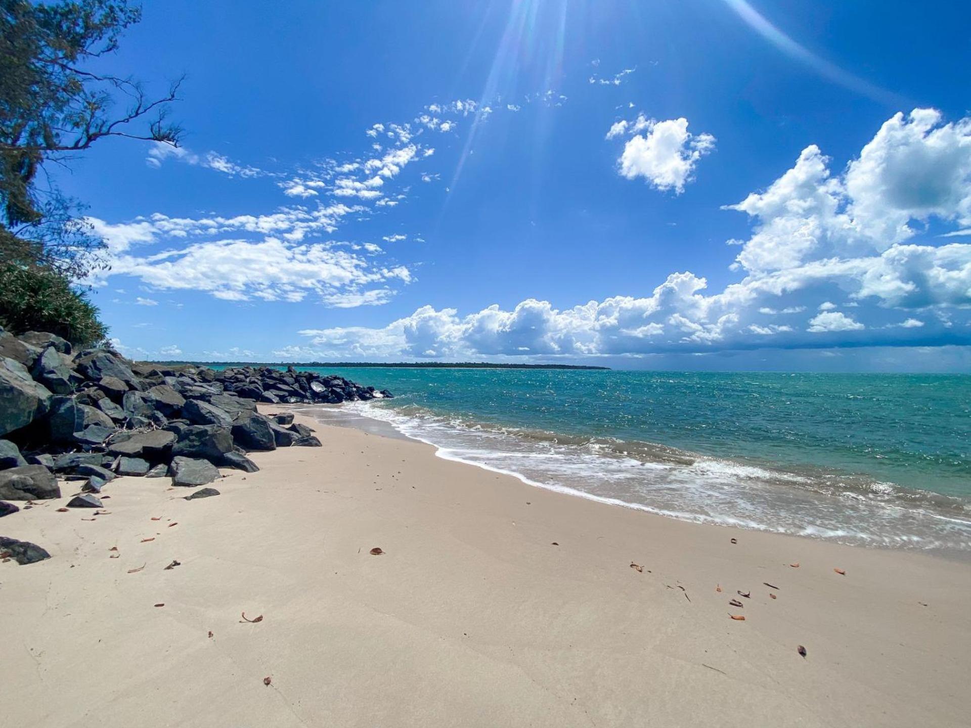 A Yearenda - Water Views -3BR - Steps to the Beach