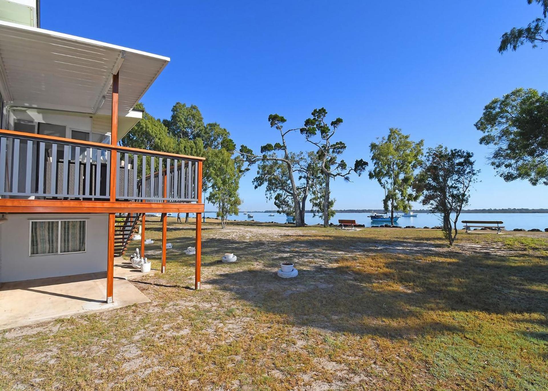 Bazza's Beach House - Riverfront - 3BR - Air Con