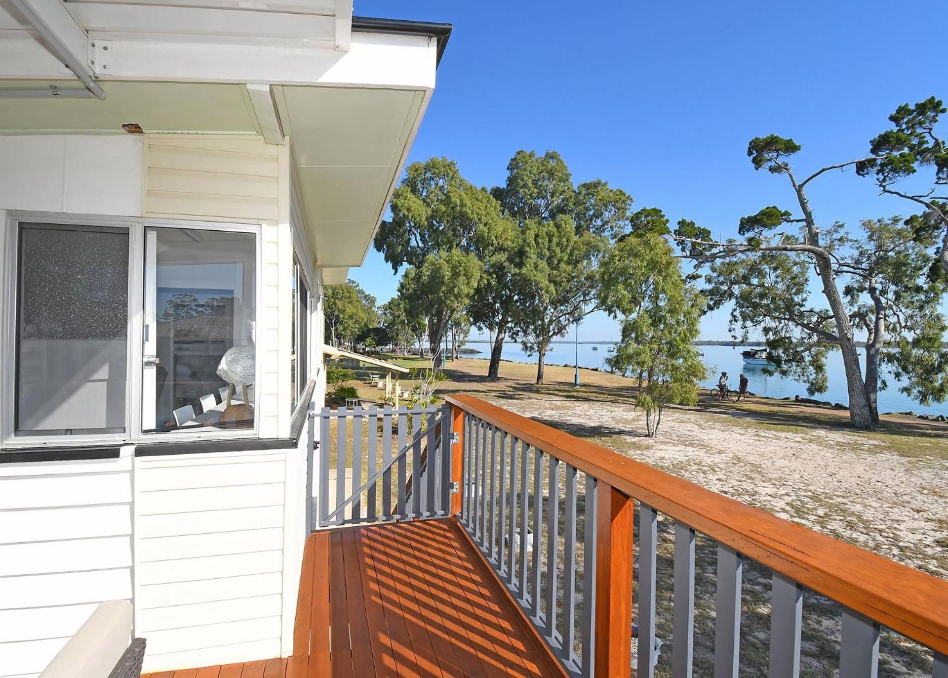 Bazza's Beach House - Riverfront - 3BR - Air Con
