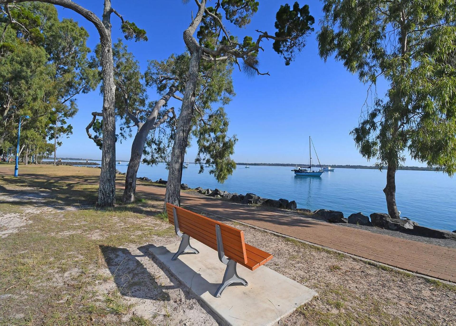 Bazza's Beach House - Riverfront - 3BR - Air Con