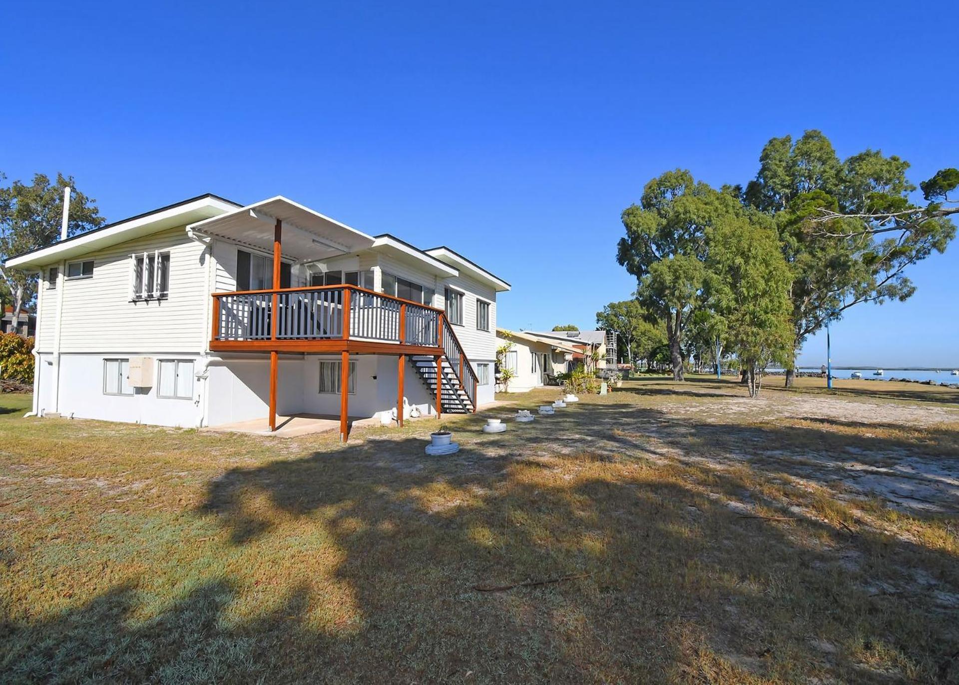 Bazza's Beach House - Riverfront - 3BR - Air Con