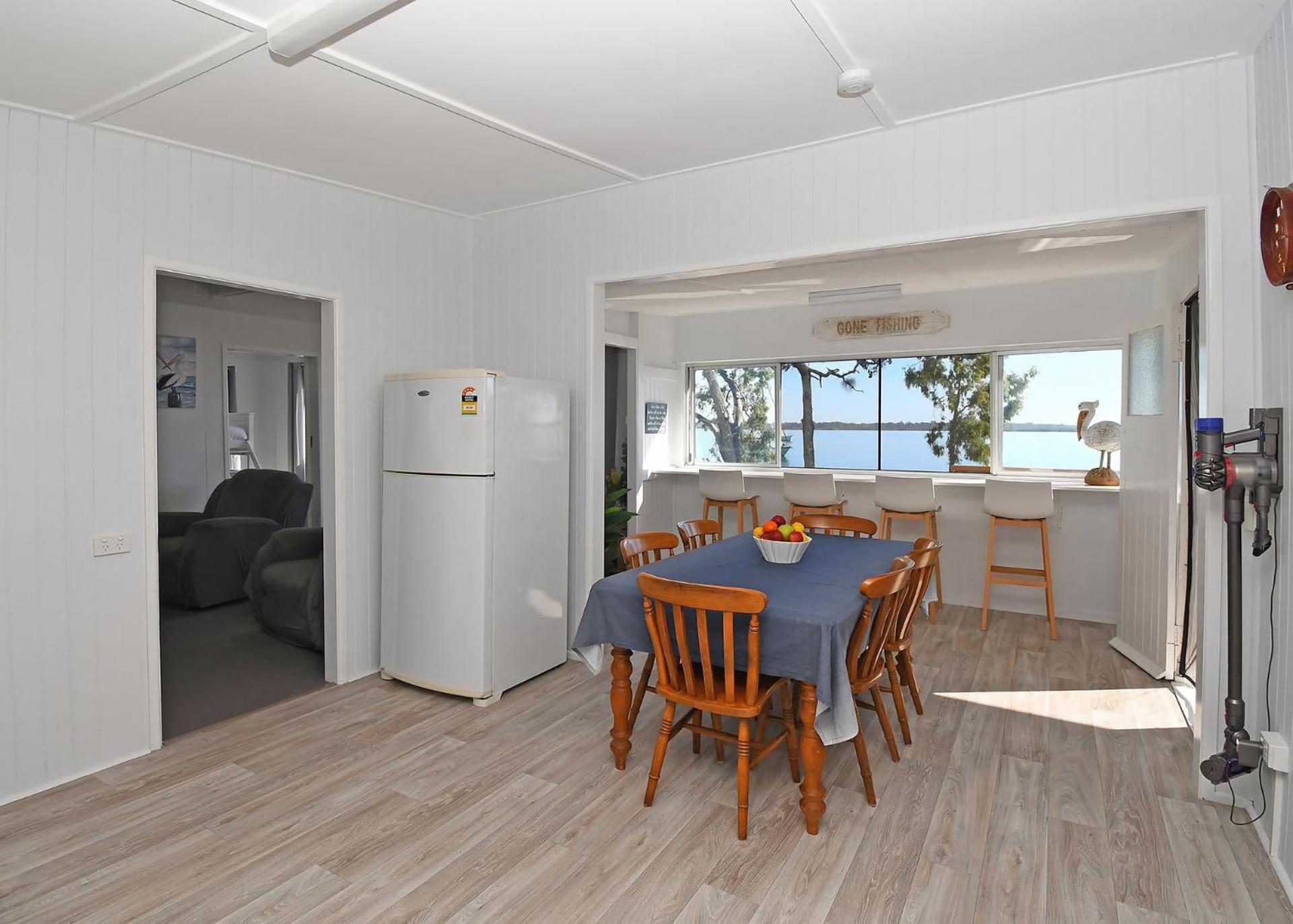 Bazza's Beach House - Riverfront - 3BR - Air Con