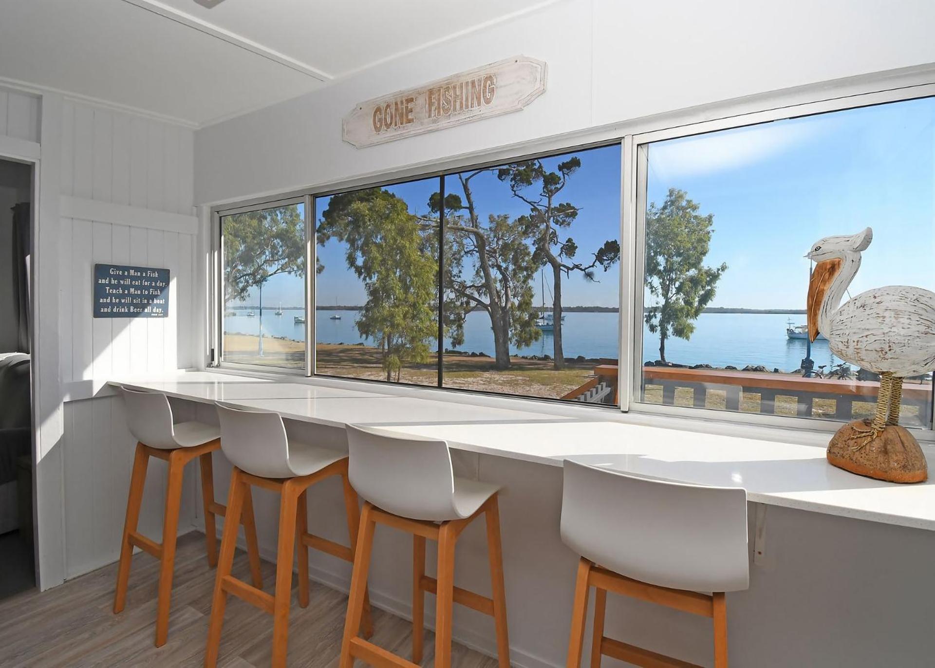 Bazza's Beach House - Riverfront - 3BR - Air Con