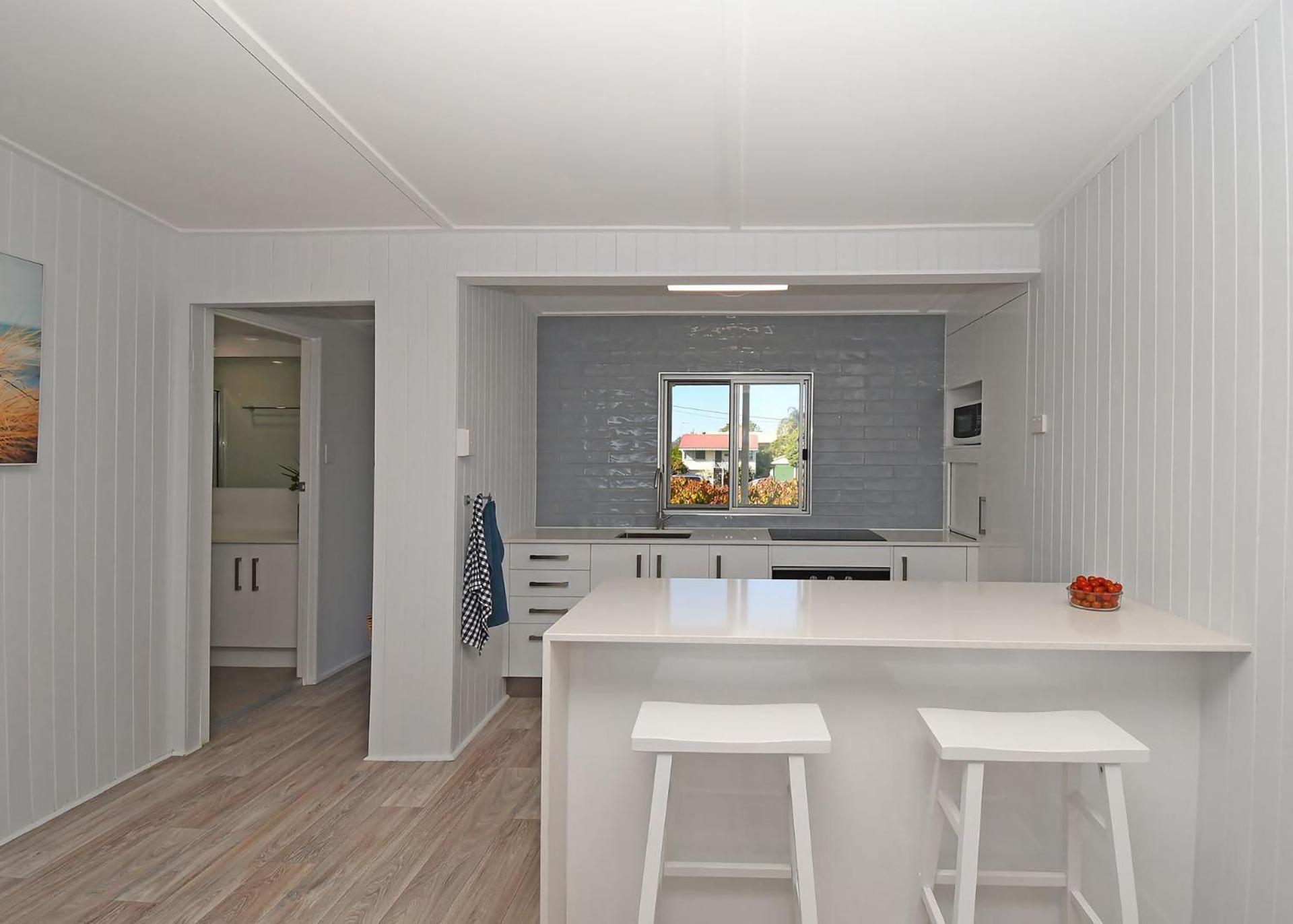 Bazza's Beach House - Riverfront - 3BR - Air Con