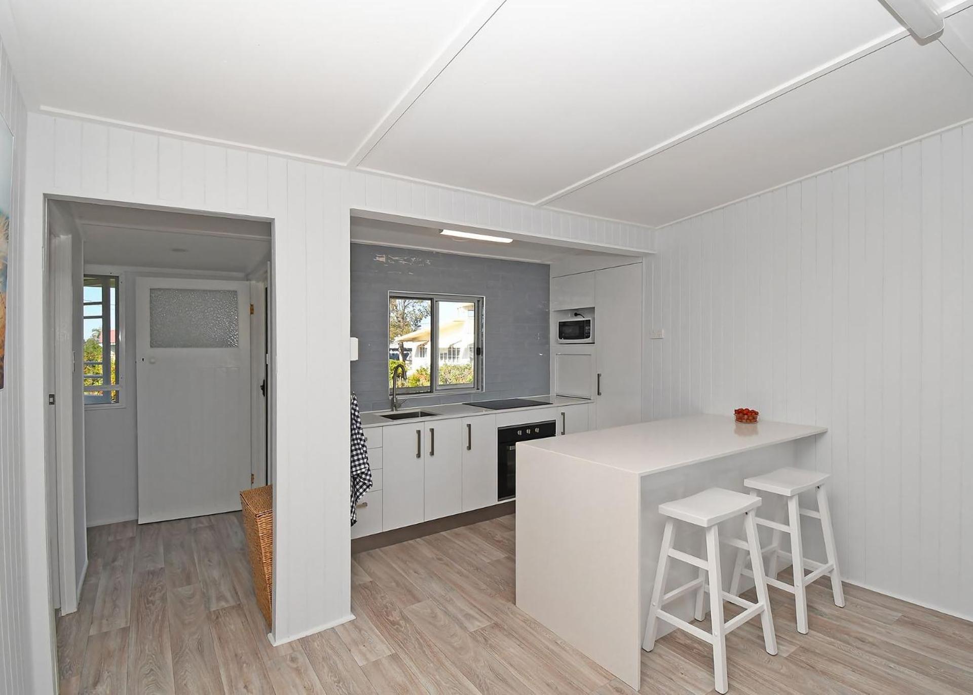 Bazza's Beach House - Riverfront - 3BR - Air Con
