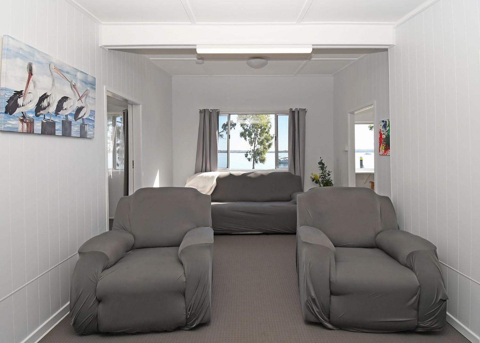 Bazza's Beach House - Riverfront - 3BR - Air Con