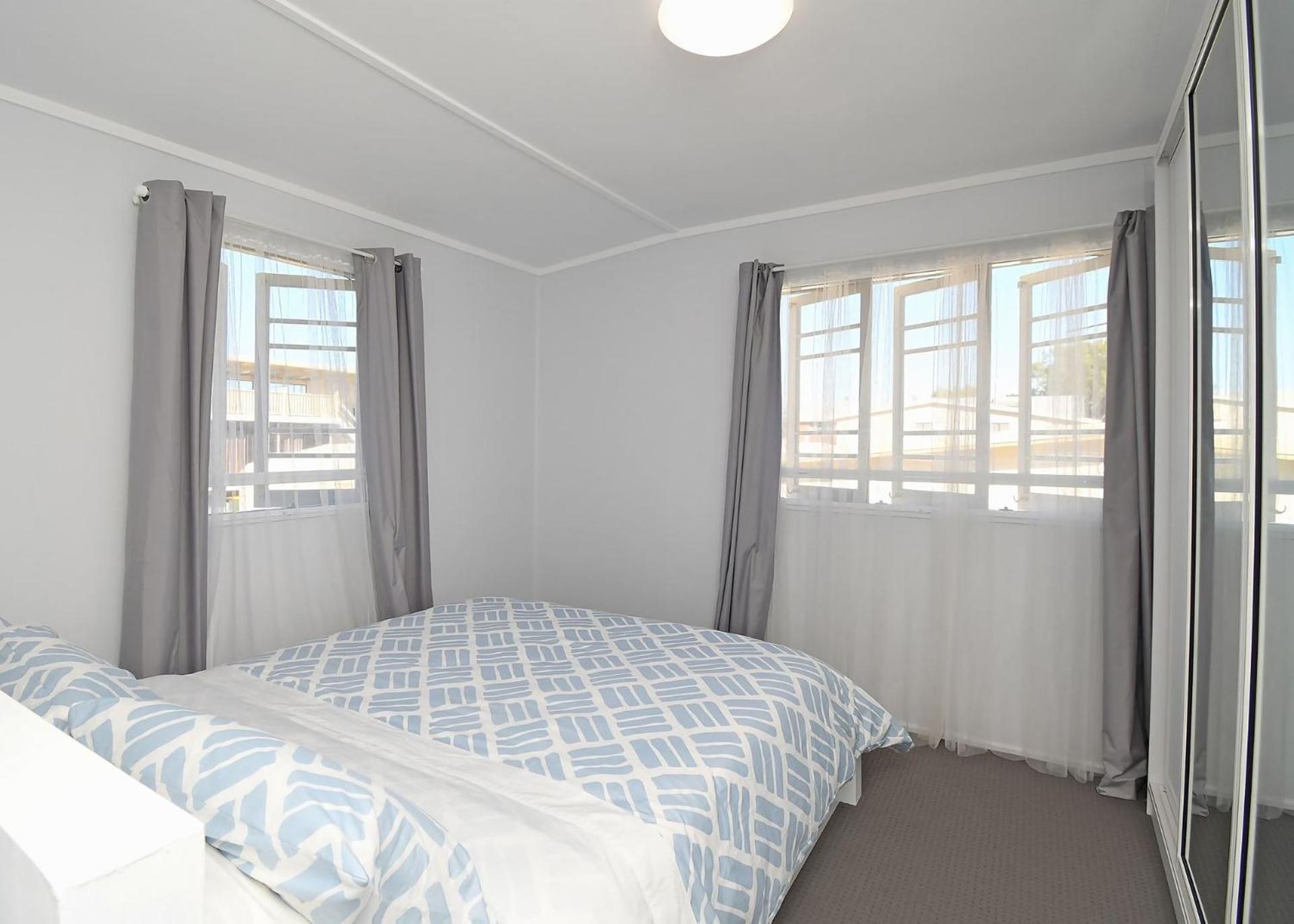 Bazza's Beach House - Riverfront - 3BR - Air Con
