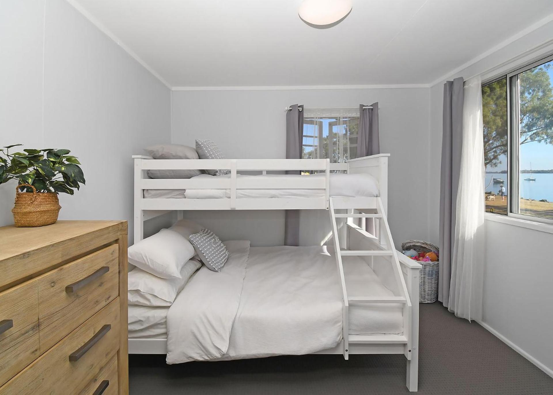 Bazza's Beach House - Riverfront - 3BR - Air Con