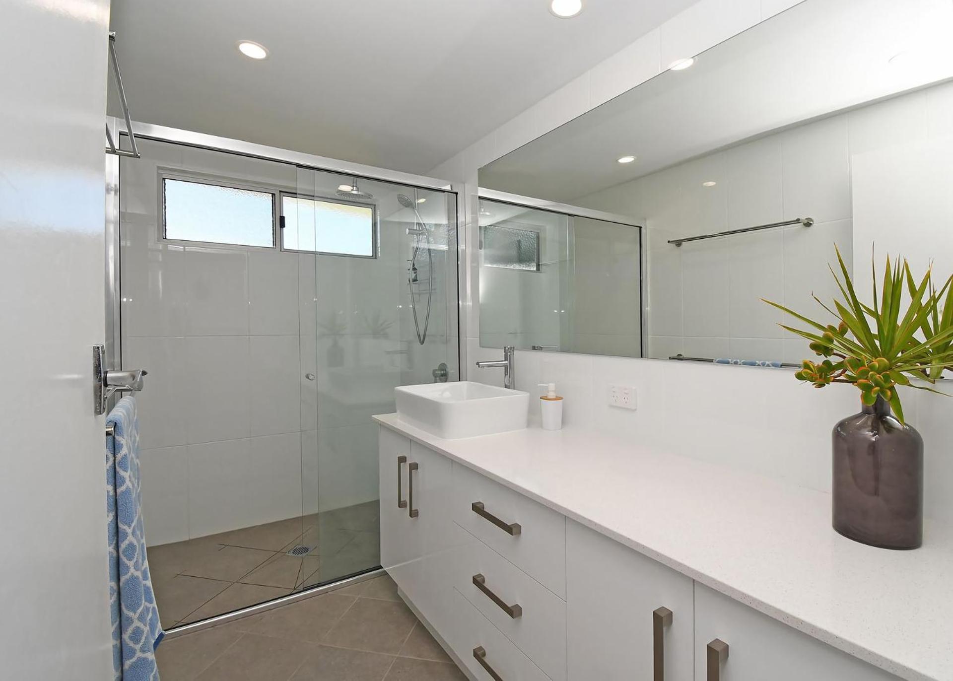 Bazza's Beach House - Riverfront - 3BR - Air Con