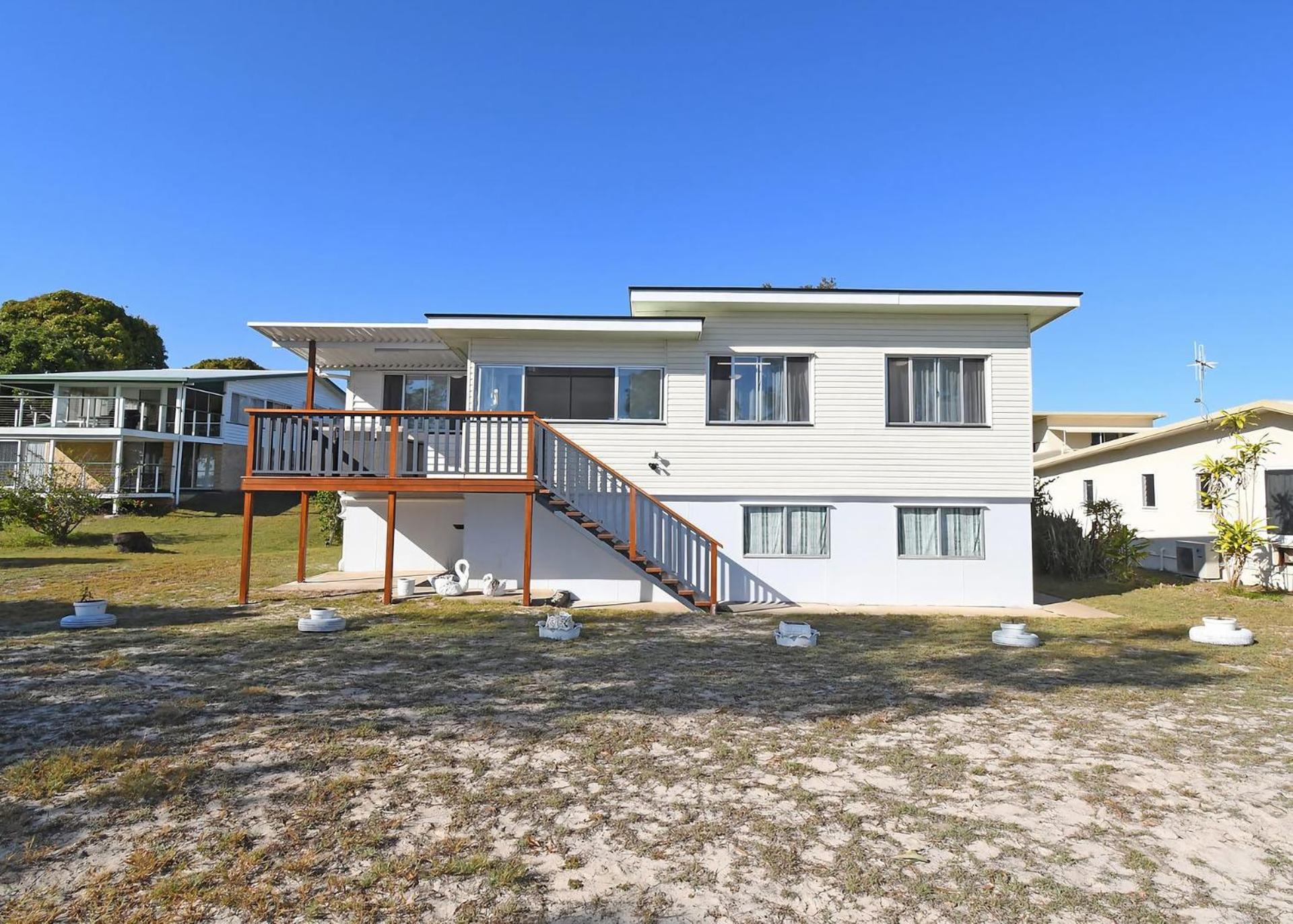 Bazza's Beach House - Riverfront - 3BR - Air Con