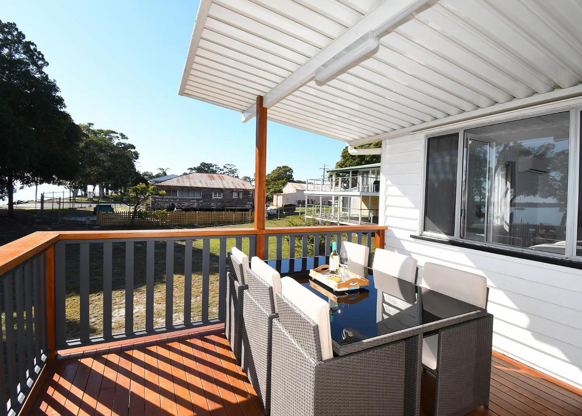 Bazza's Beach House - Riverfront - 3BR - Air Con
