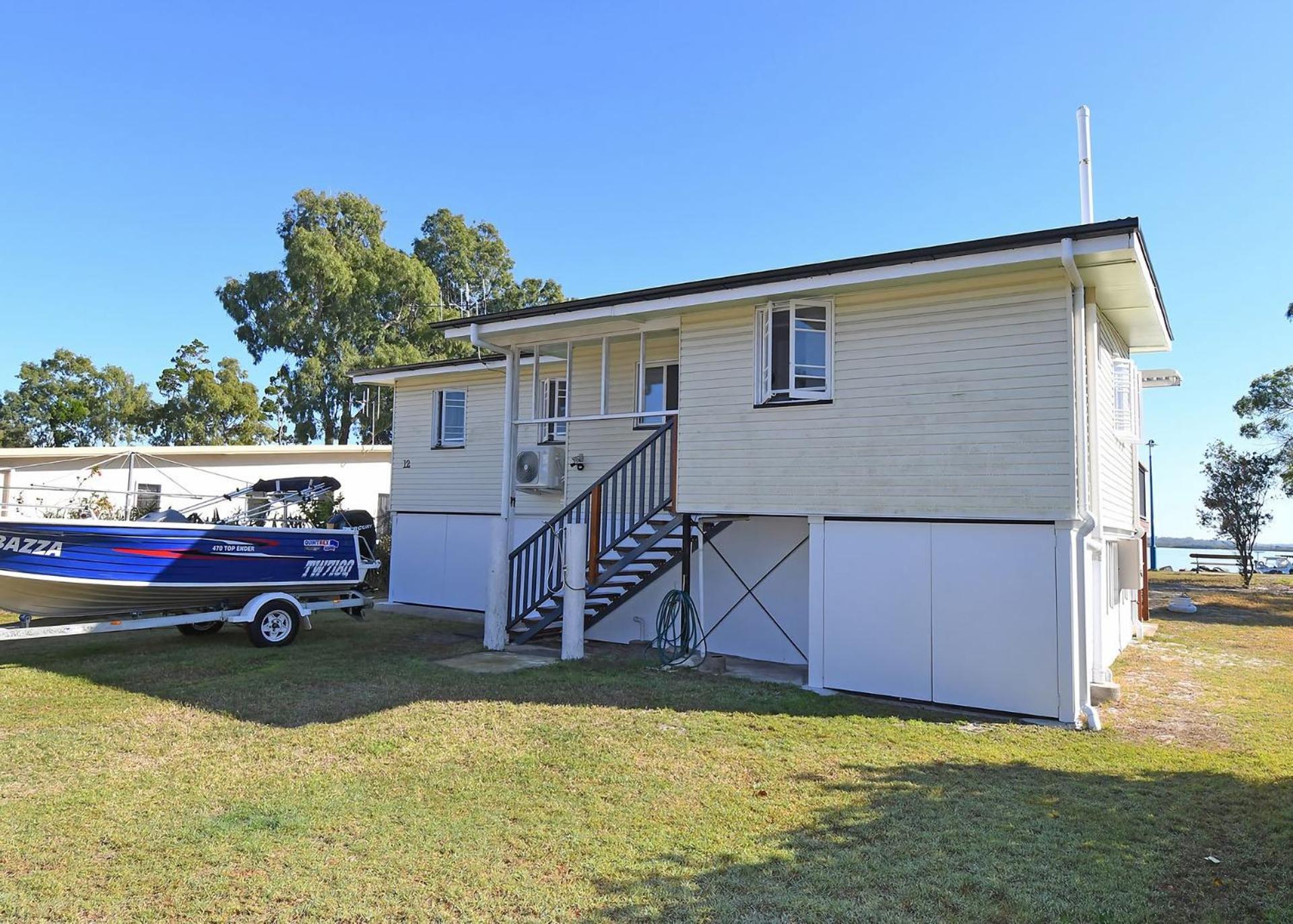 Bazza's Beach House - Riverfront - 3BR - Air Con