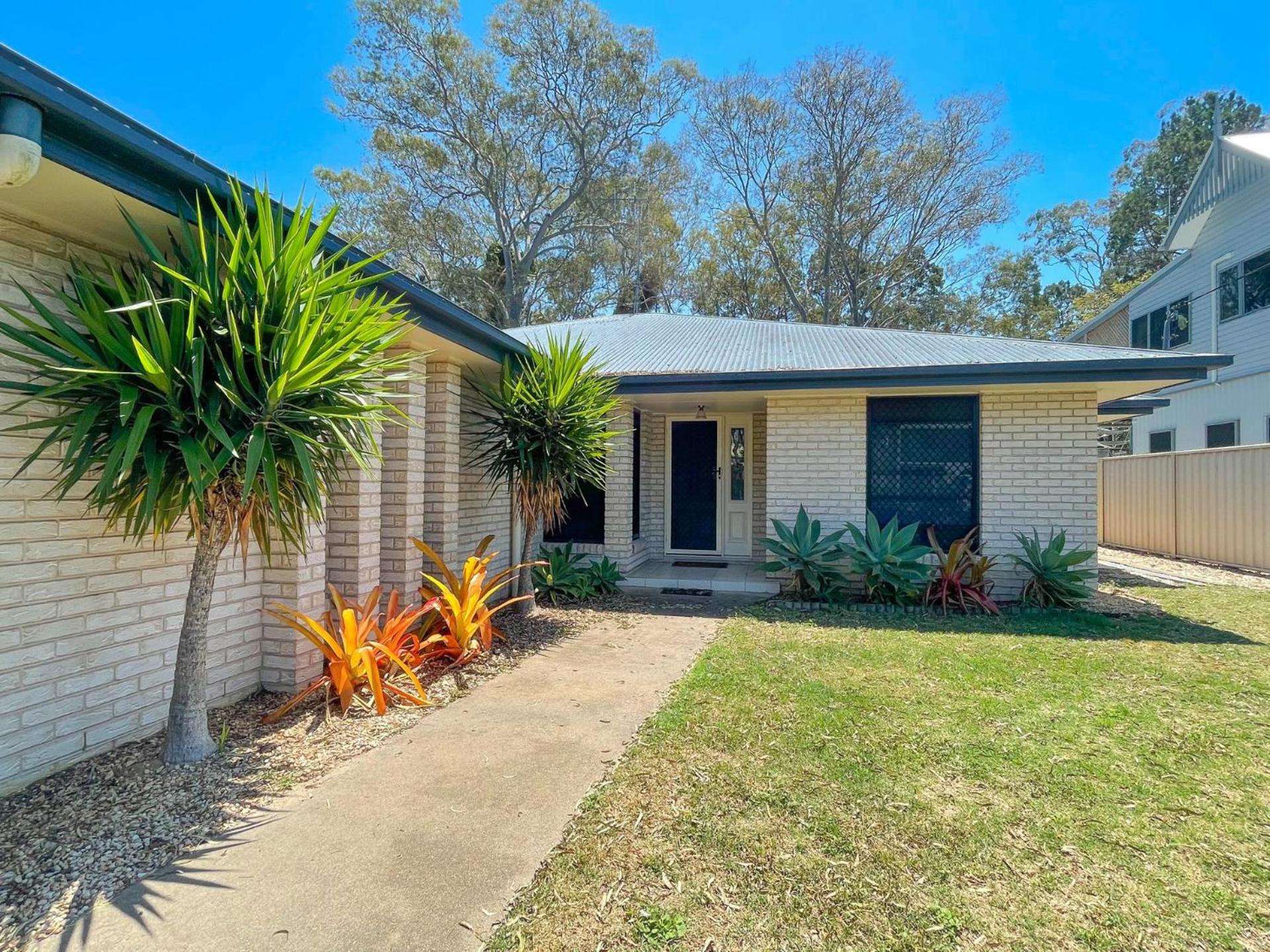 Wags On The Beach - Toogoom - Beachfront- 4BR-Aircon- Pets OK