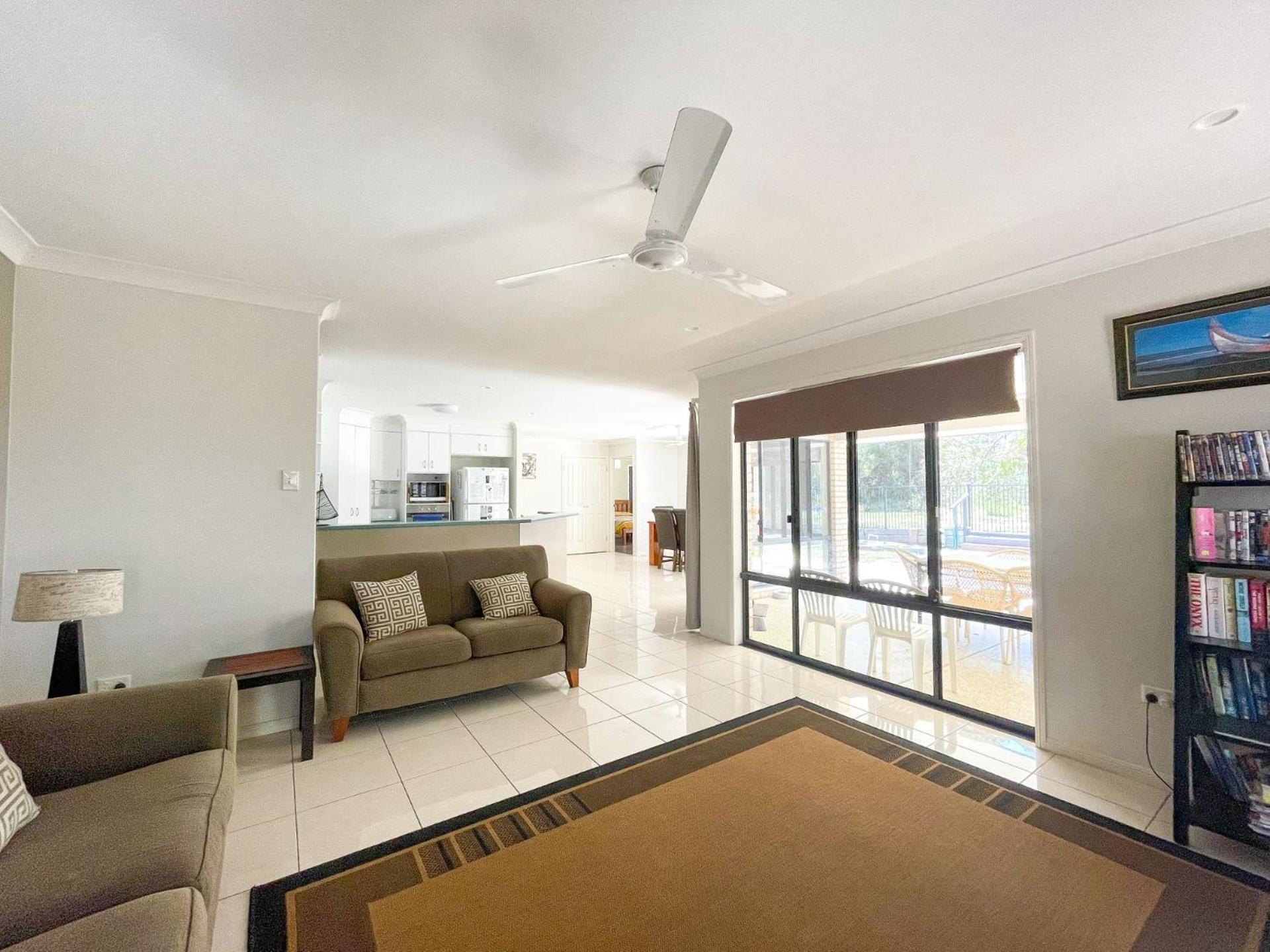 Wags On The Beach - Toogoom - Beachfront- 4BR-Aircon- Pets OK