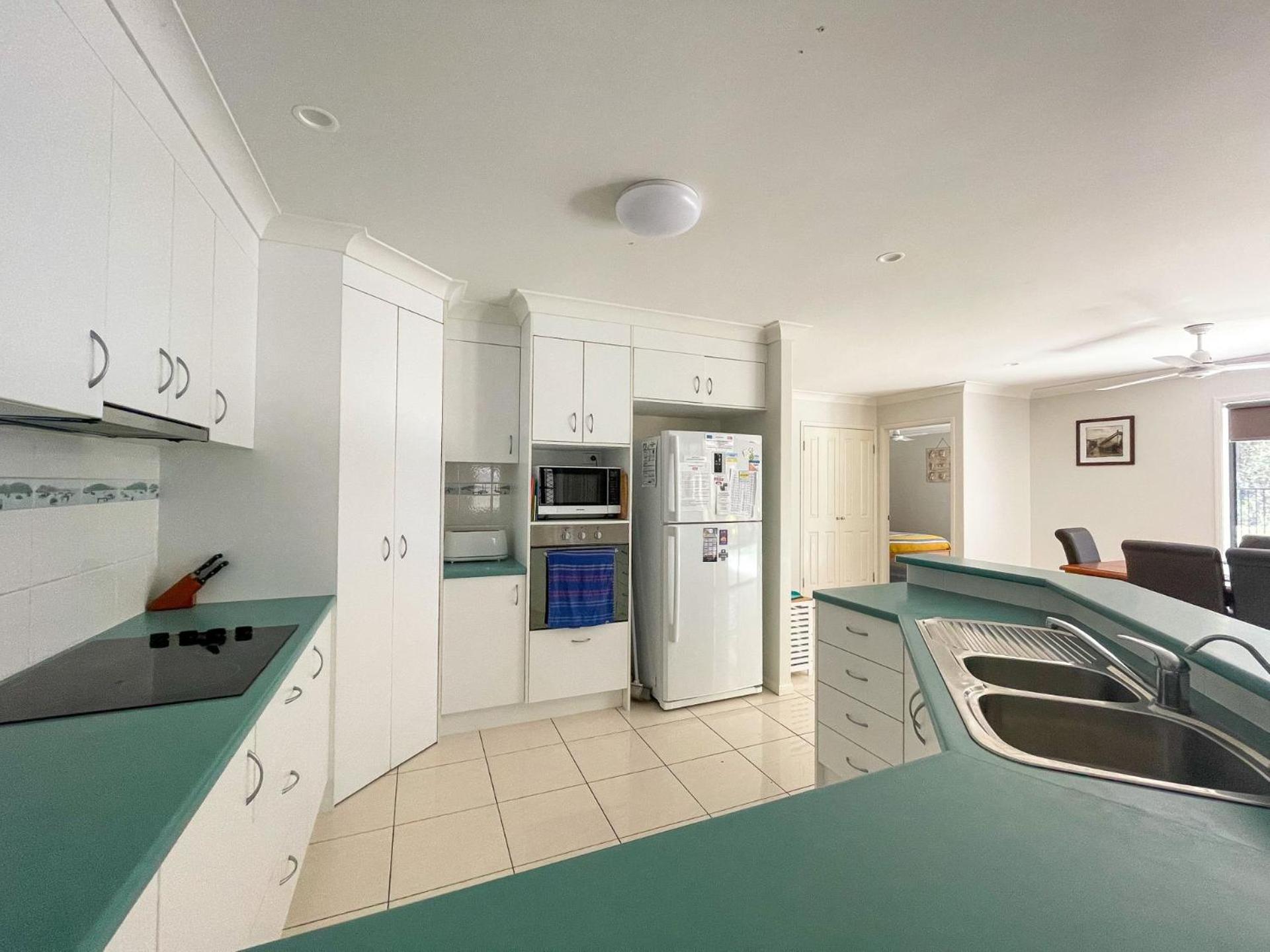 Wags On The Beach - Toogoom - Beachfront- 4BR-Aircon- Pets OK