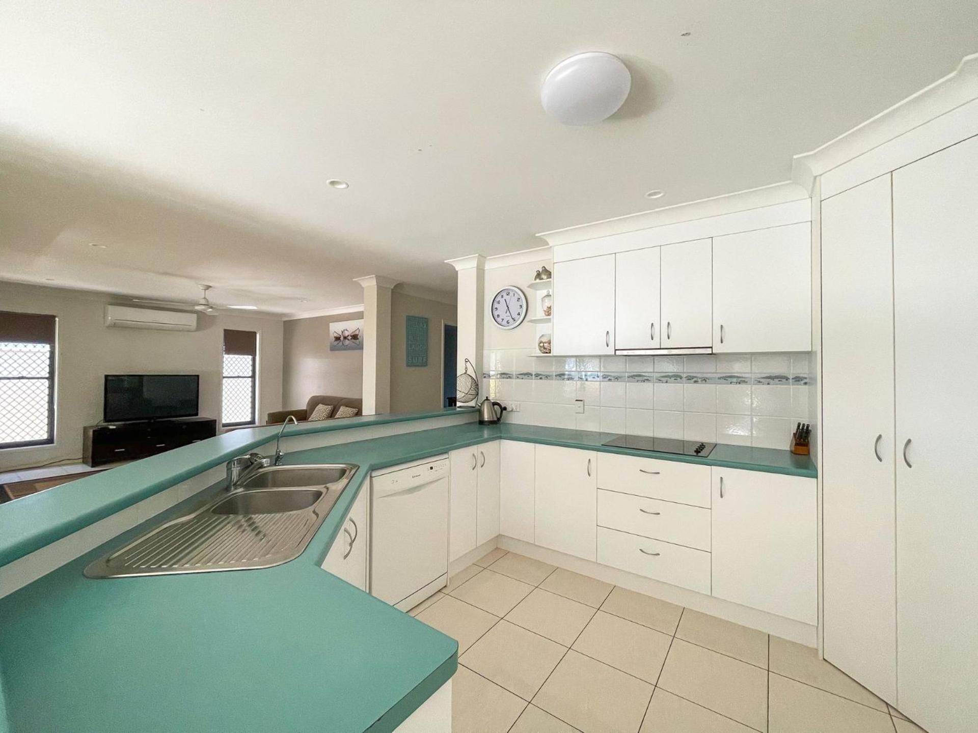 Wags On The Beach - Toogoom - Beachfront- 4BR-Aircon- Pets OK