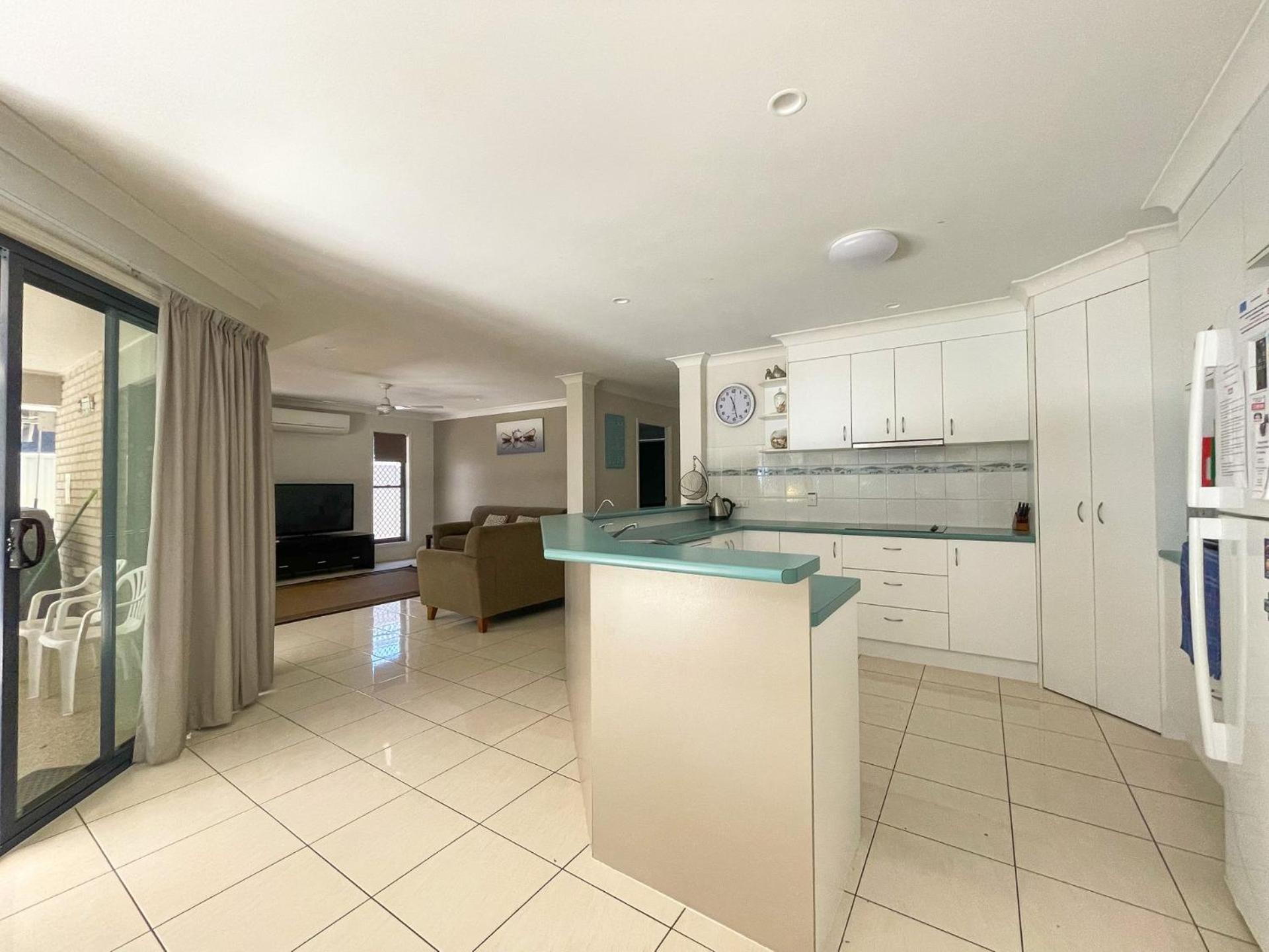 Wags On The Beach - Toogoom - Beachfront- 4BR-Aircon- Pets OK