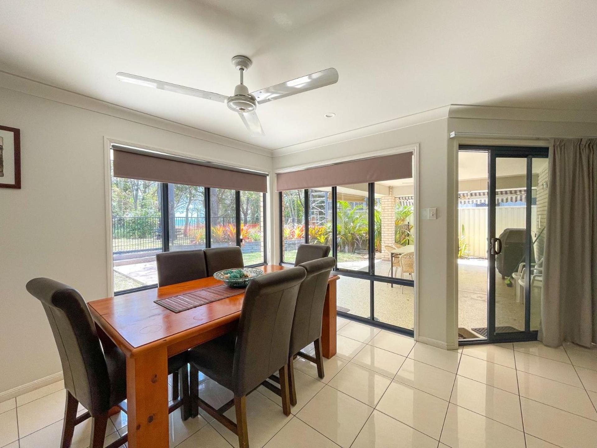 Wags On The Beach - Toogoom - Beachfront- 4BR-Aircon- Pets OK