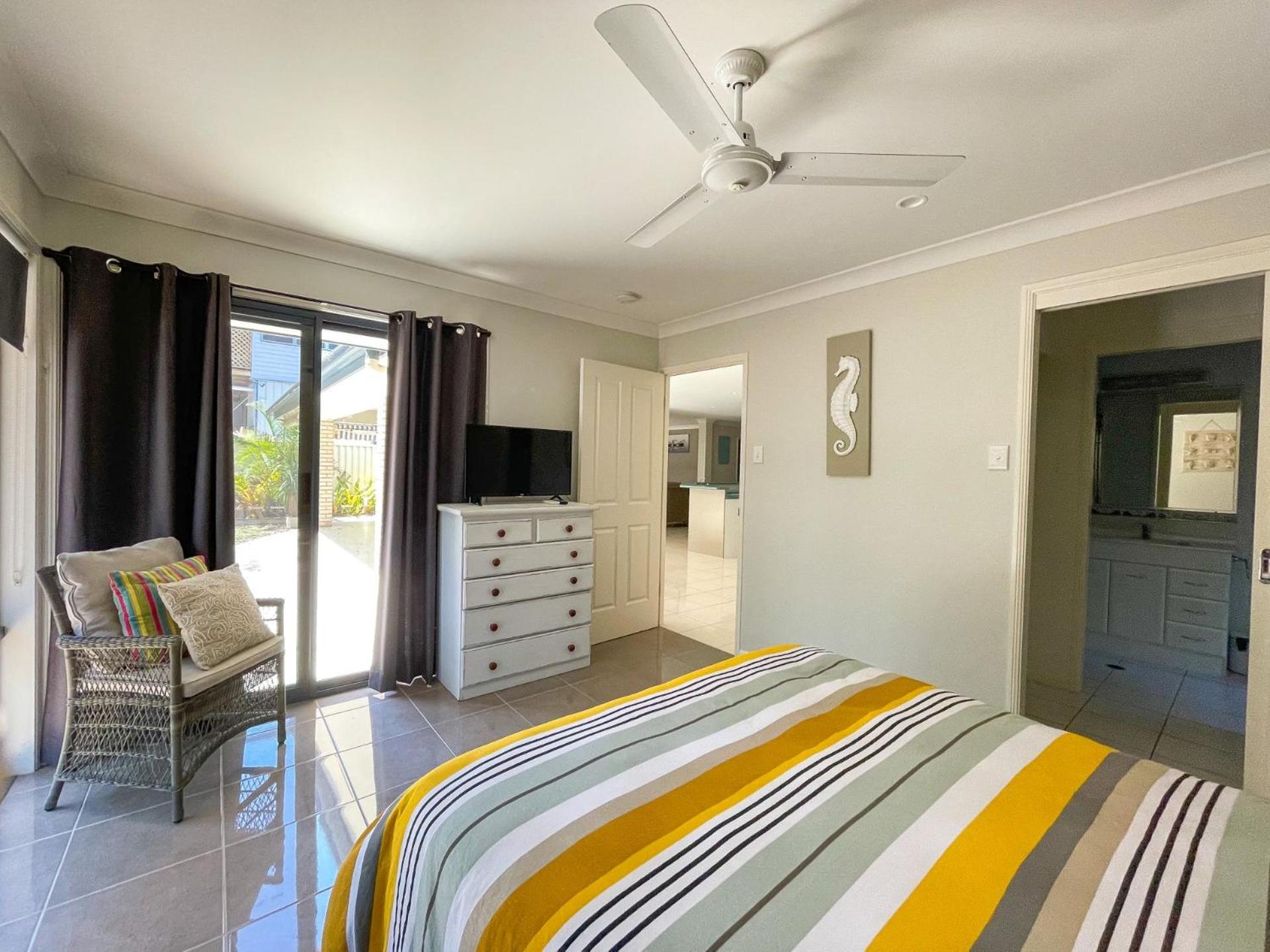 Wags On The Beach - Toogoom - Beachfront- 4BR-Aircon- Pets OK