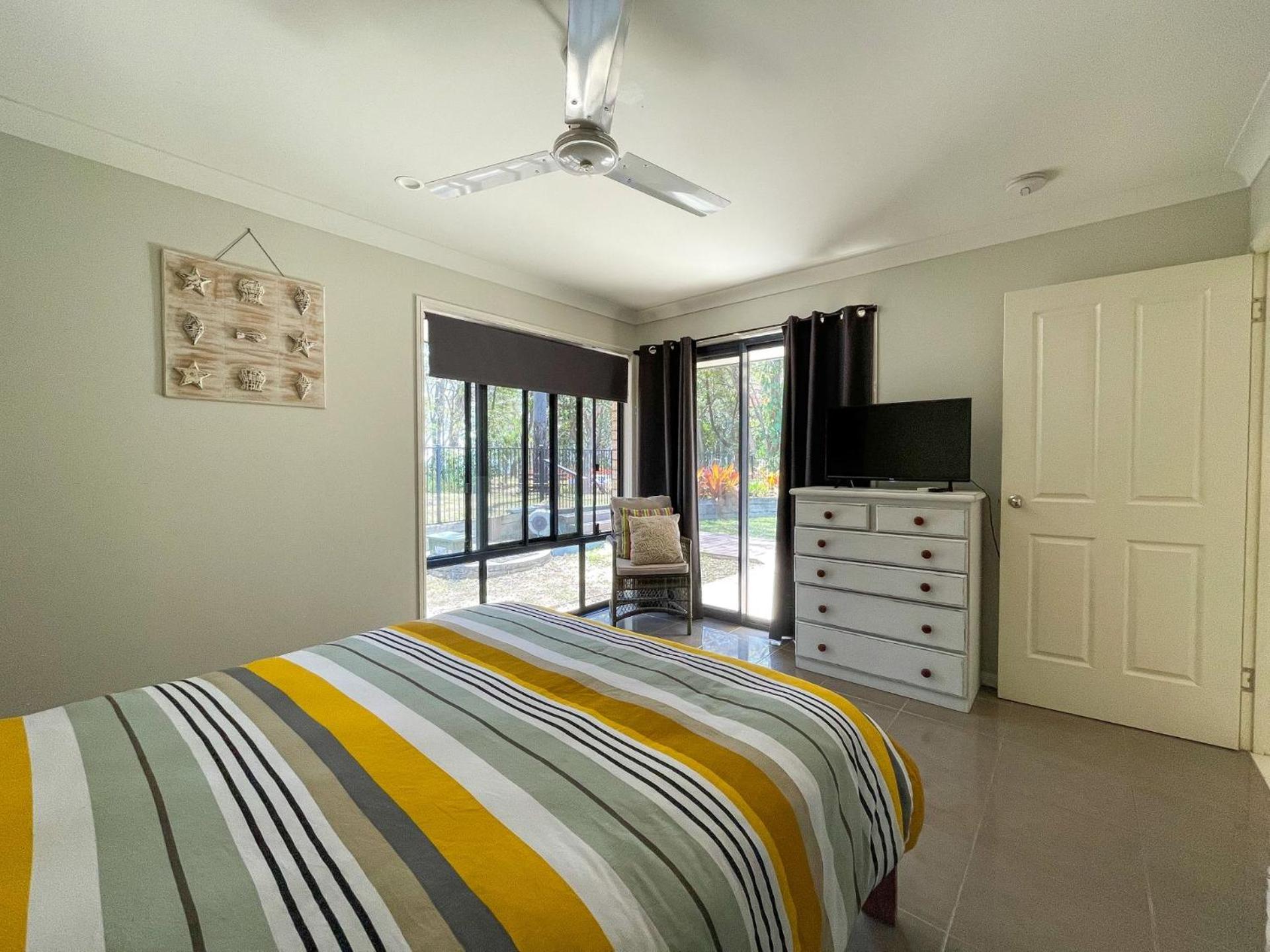 Wags On The Beach - Toogoom - Beachfront- 4BR-Aircon- Pets OK