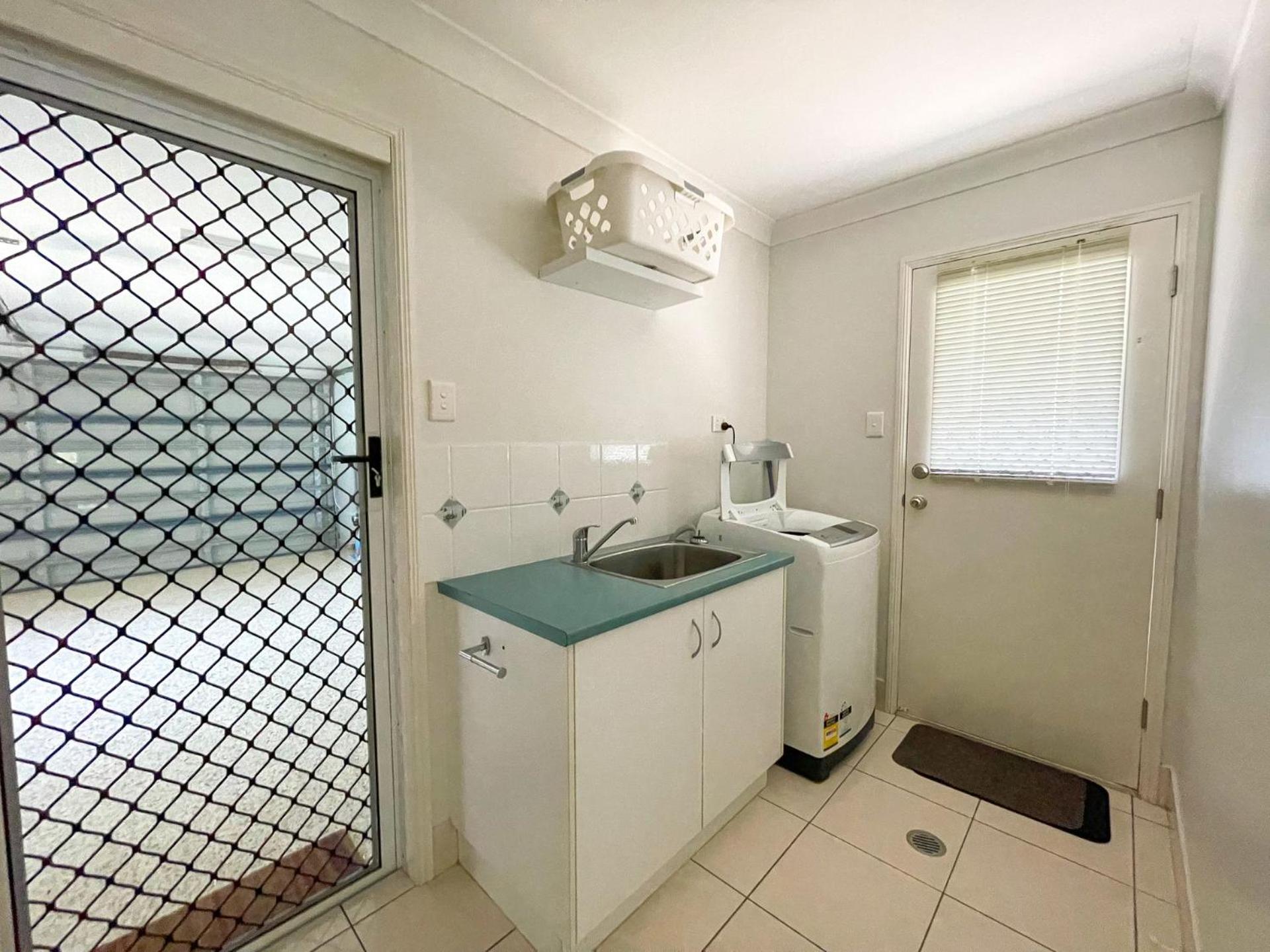Wags On The Beach - Toogoom - Beachfront- 4BR-Aircon- Pets OK