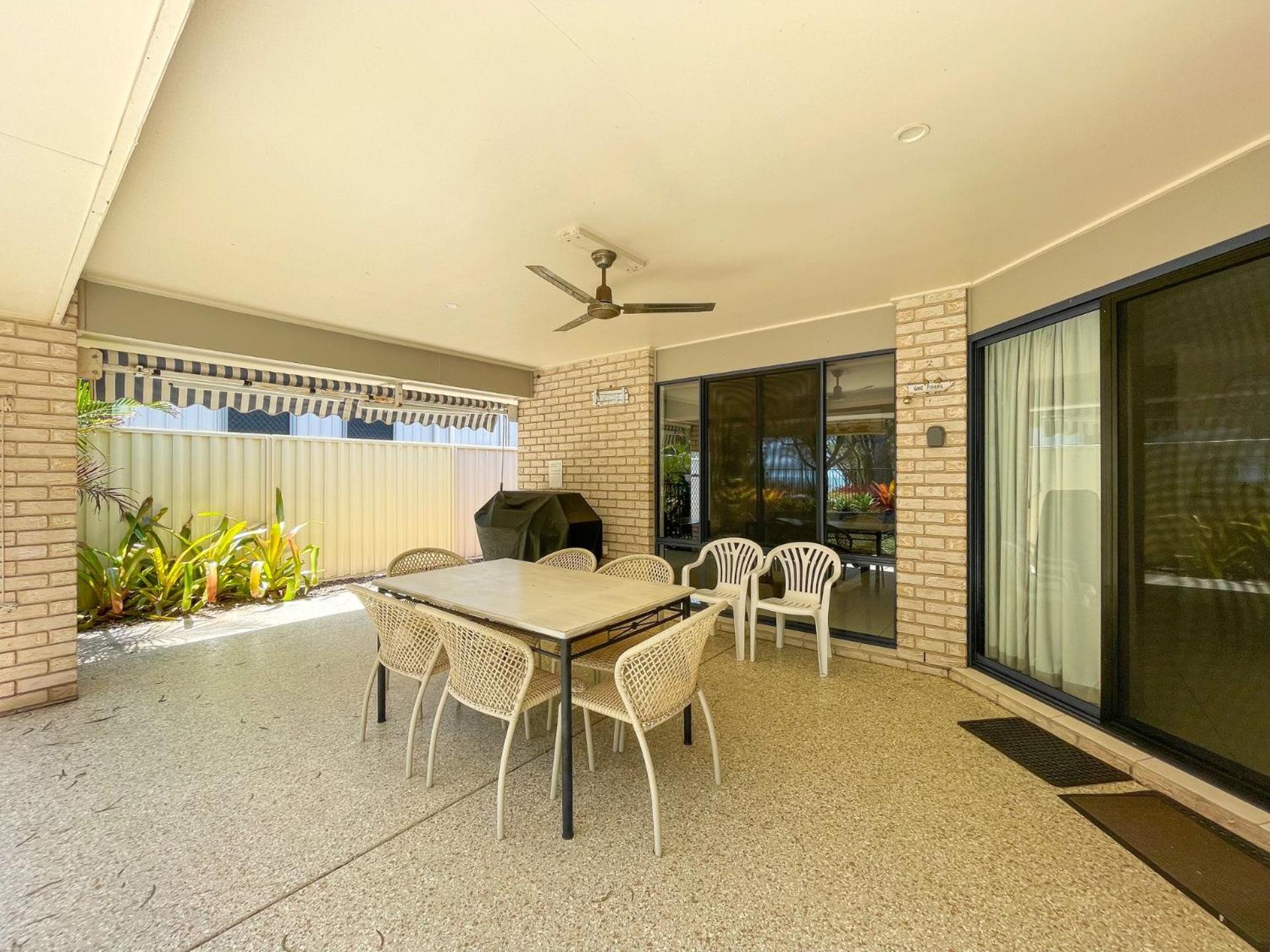Wags On The Beach - Toogoom - Beachfront- 4BR-Aircon- Pets OK