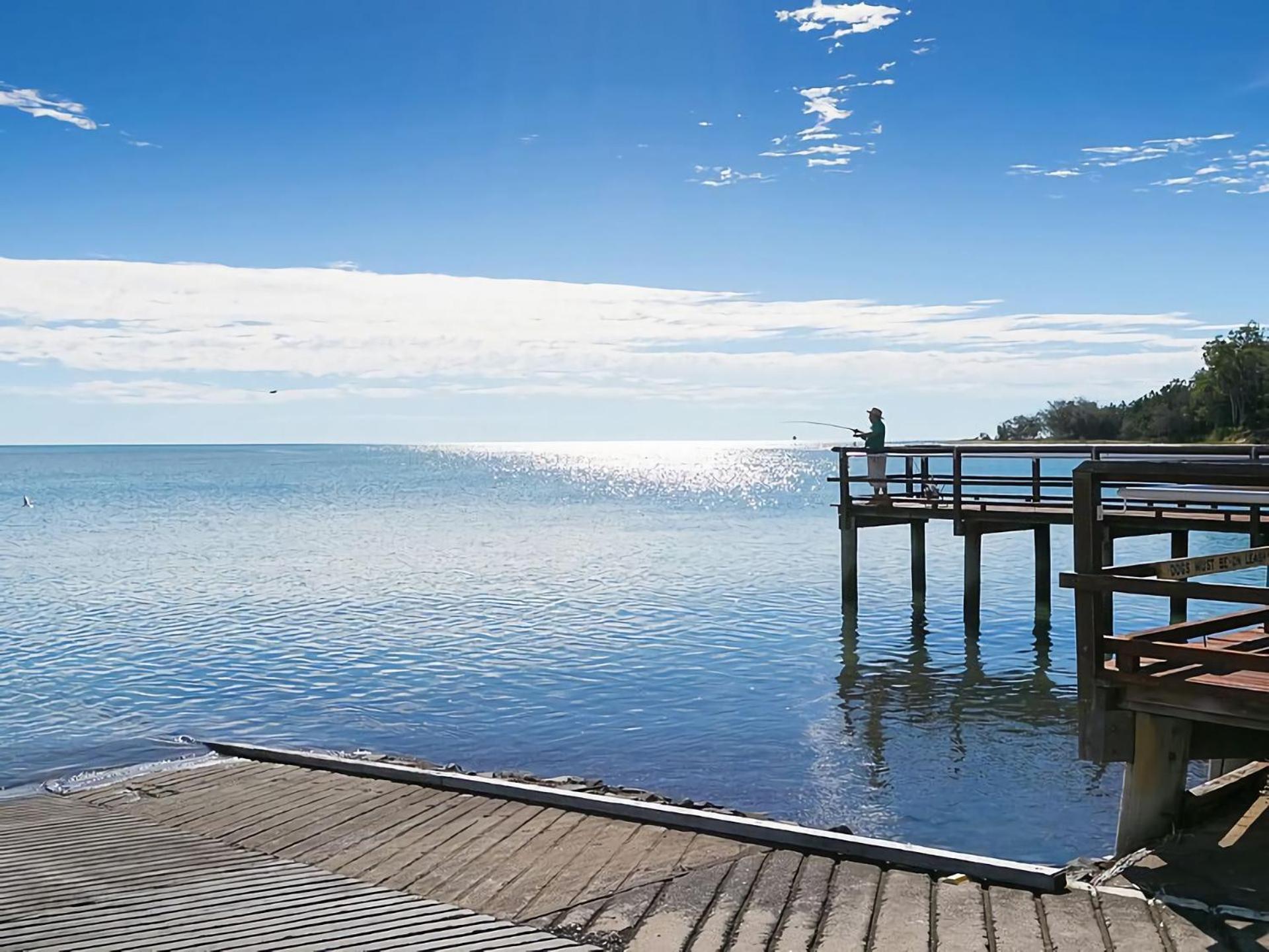 Wags On The Beach - Toogoom - Beachfront- 4BR-Aircon- Pets OK