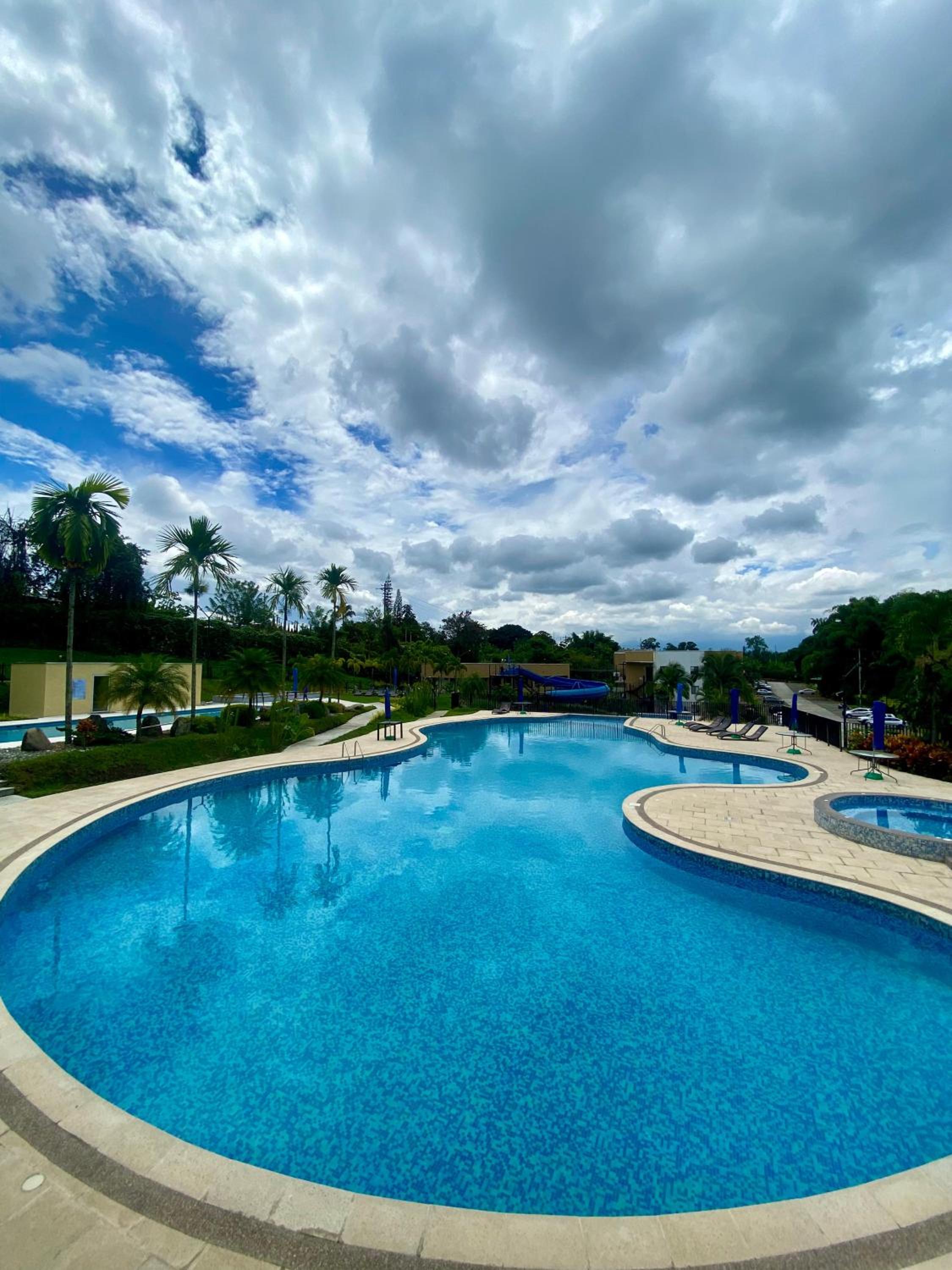Apartamento Familiar con Piscina y Jacuzzi, Cerca al Parque del Café - Reserva de la Colina