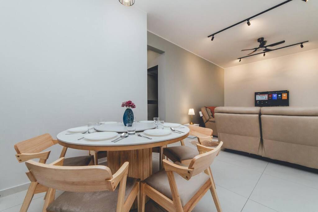 BayLaurel CozyCorner 3BR8Pax Seaview Poolview