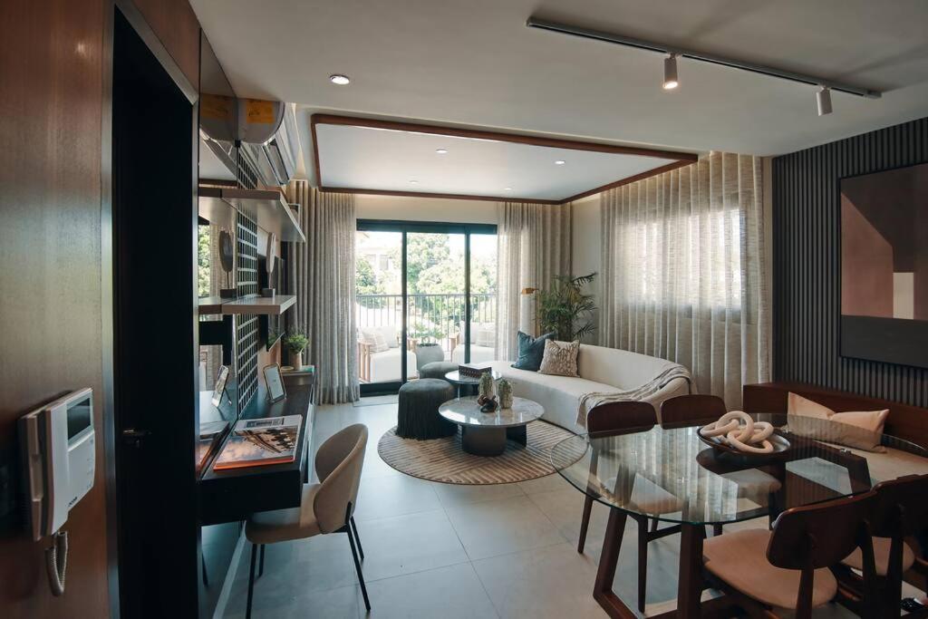 Luxurious Retreat in the Heart of the City with Picuzzi & Gym view 3