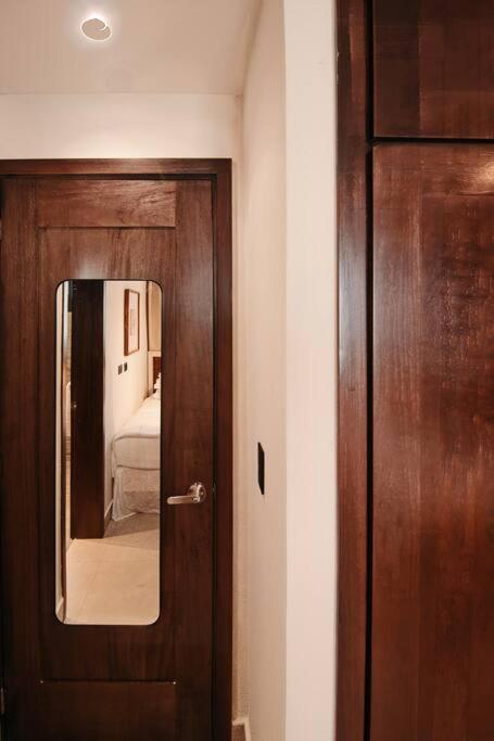 Luxurious Retreat in the Heart of the City with Picuzzi & Gym view 5