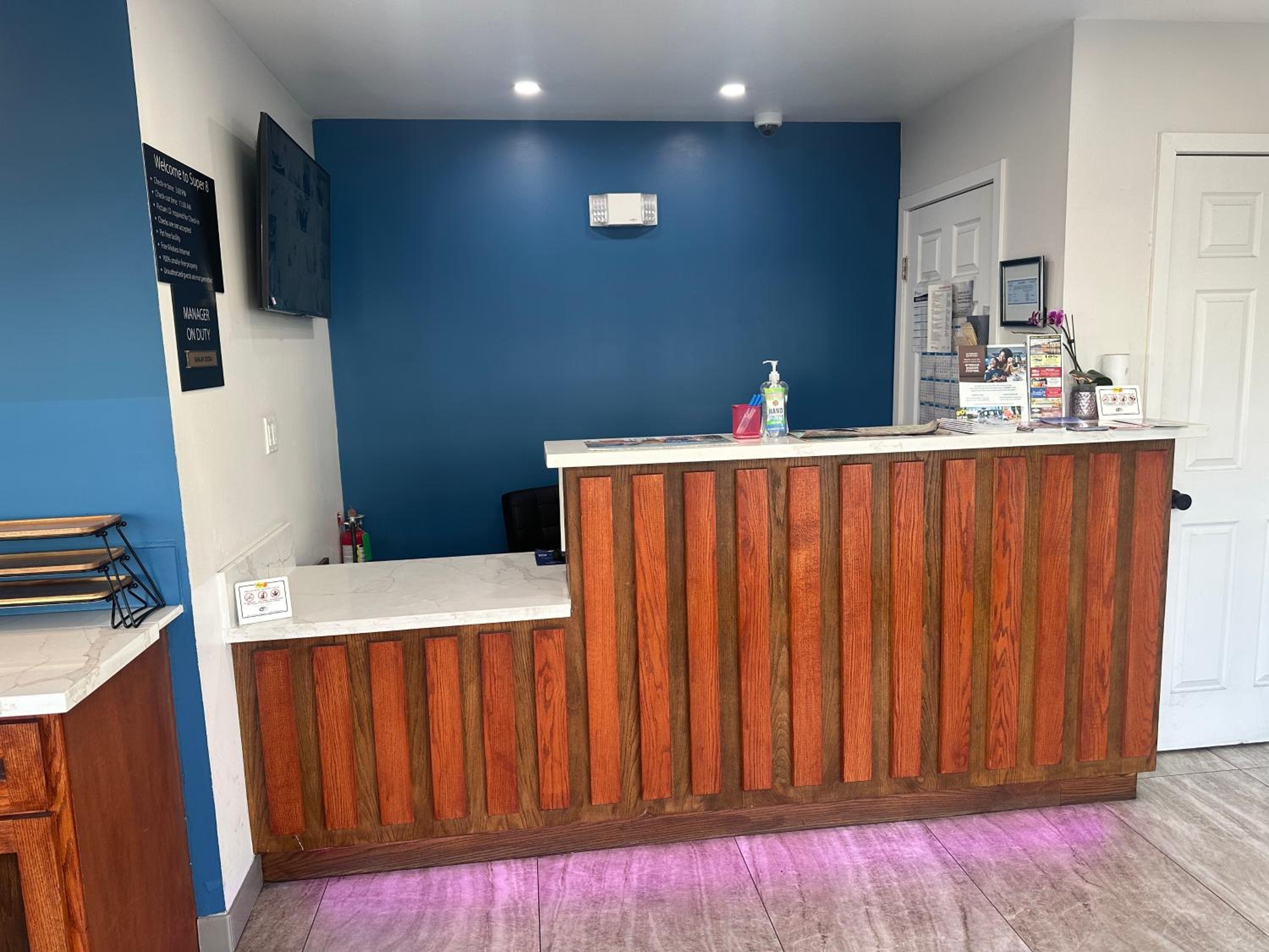 Super 8 by Wyndham Oceanside Downtown - Property Image 22