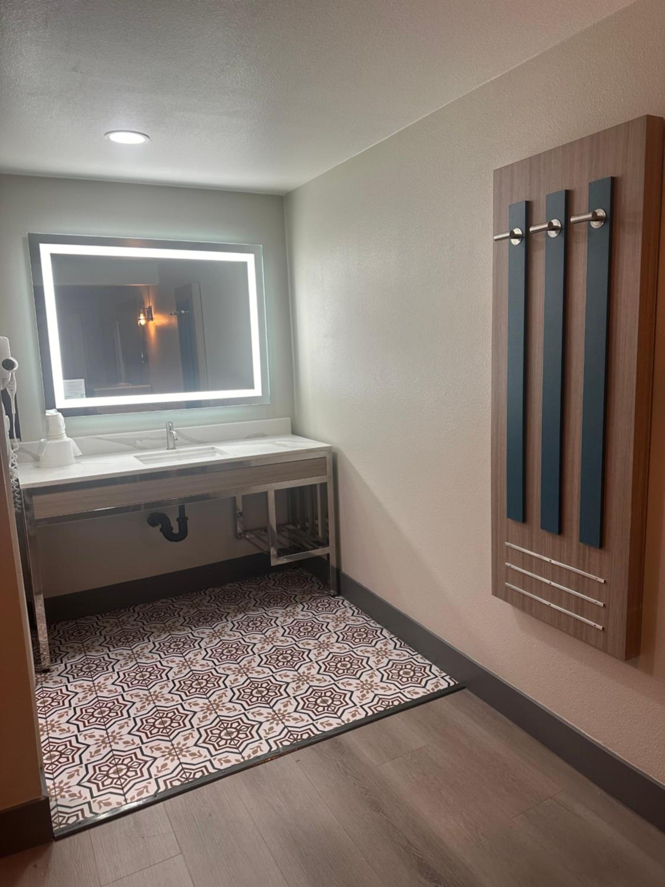Super 8 by Wyndham Oceanside Downtown - Property Image 24