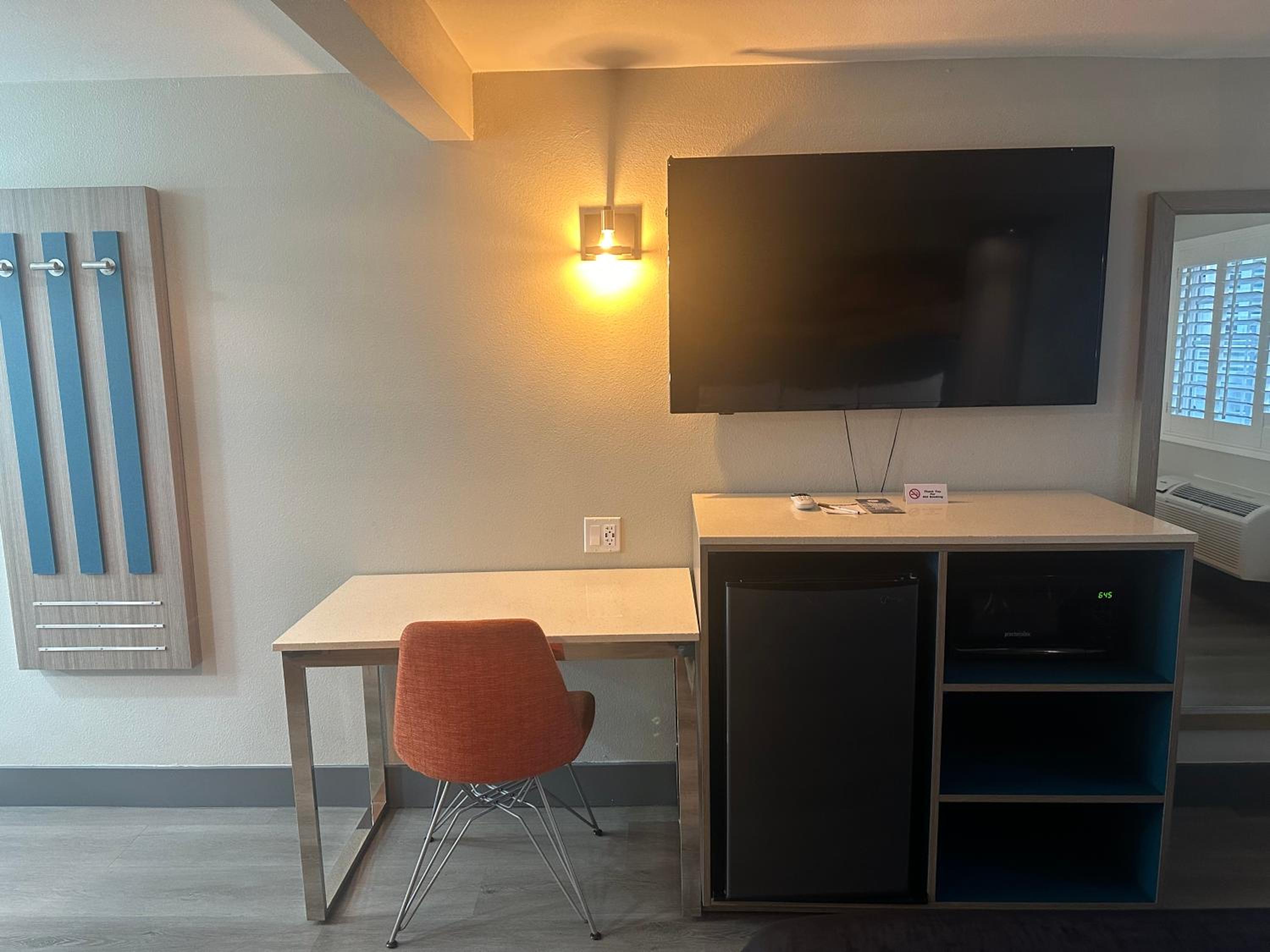 Super 8 by Wyndham Oceanside Downtown - Property Image 25