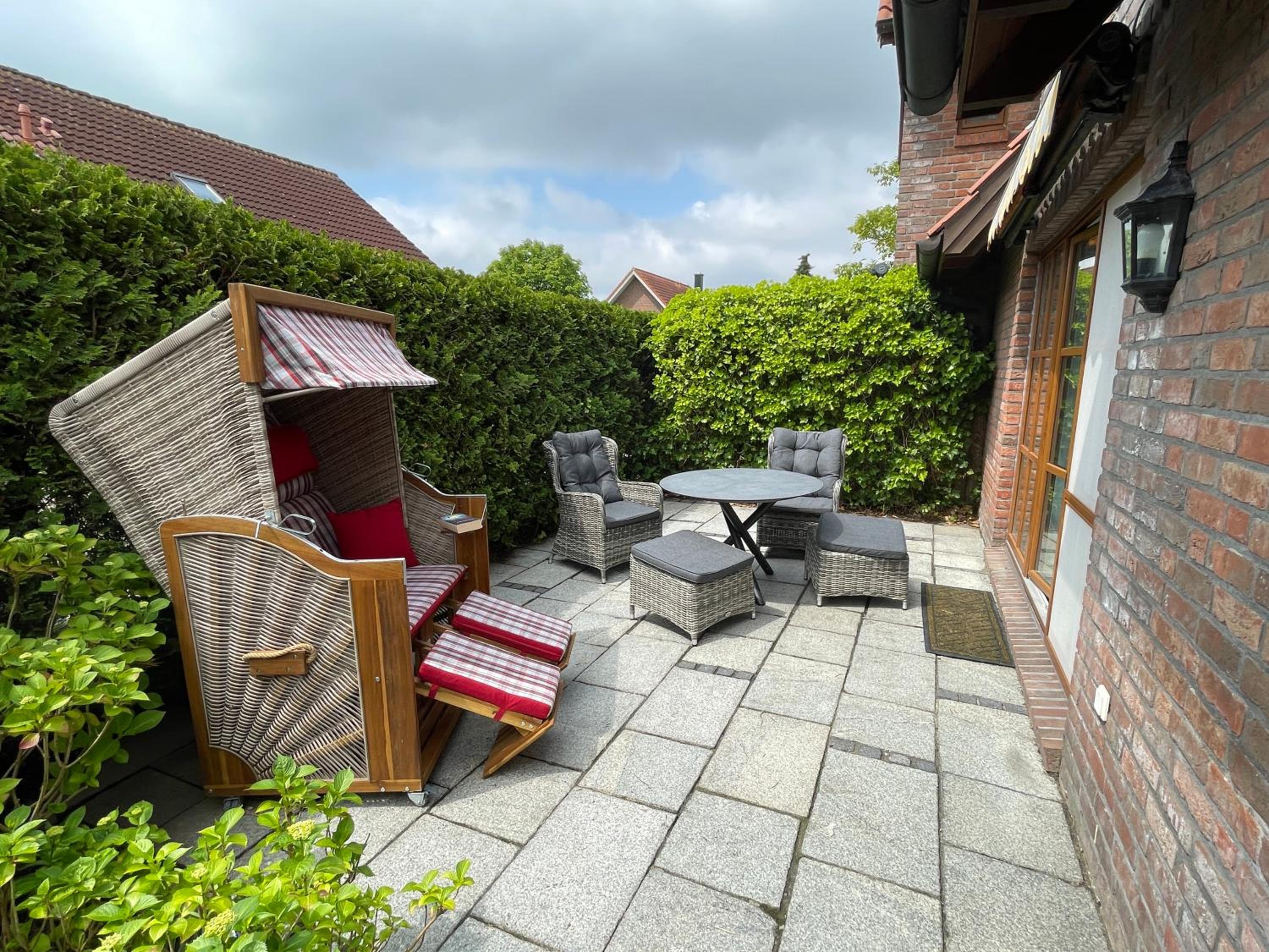 Ferienhaus Henny: 6 Geh-Minuten vom Hafen. Privater Garten