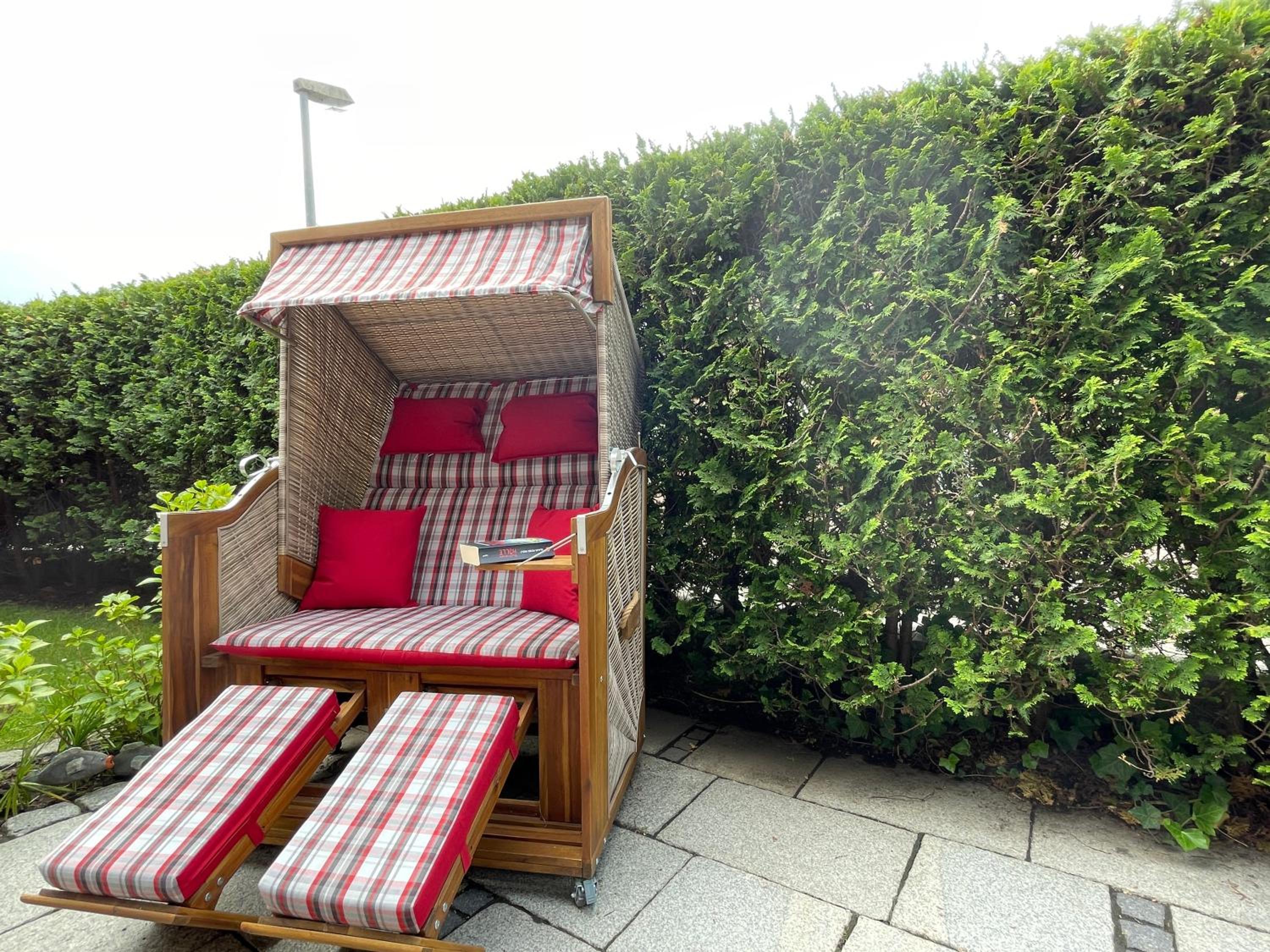 Ferienhaus Henny: 6 Geh-Minuten vom Hafen. Privater Garten