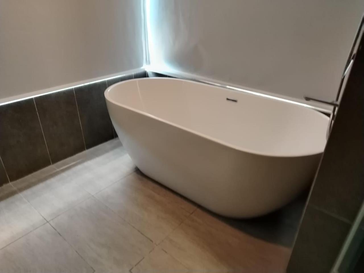Astoria,4r3b,4kmtoklcc,1505sf,bigbalcony,newcondo,bathtub,nicefacilities