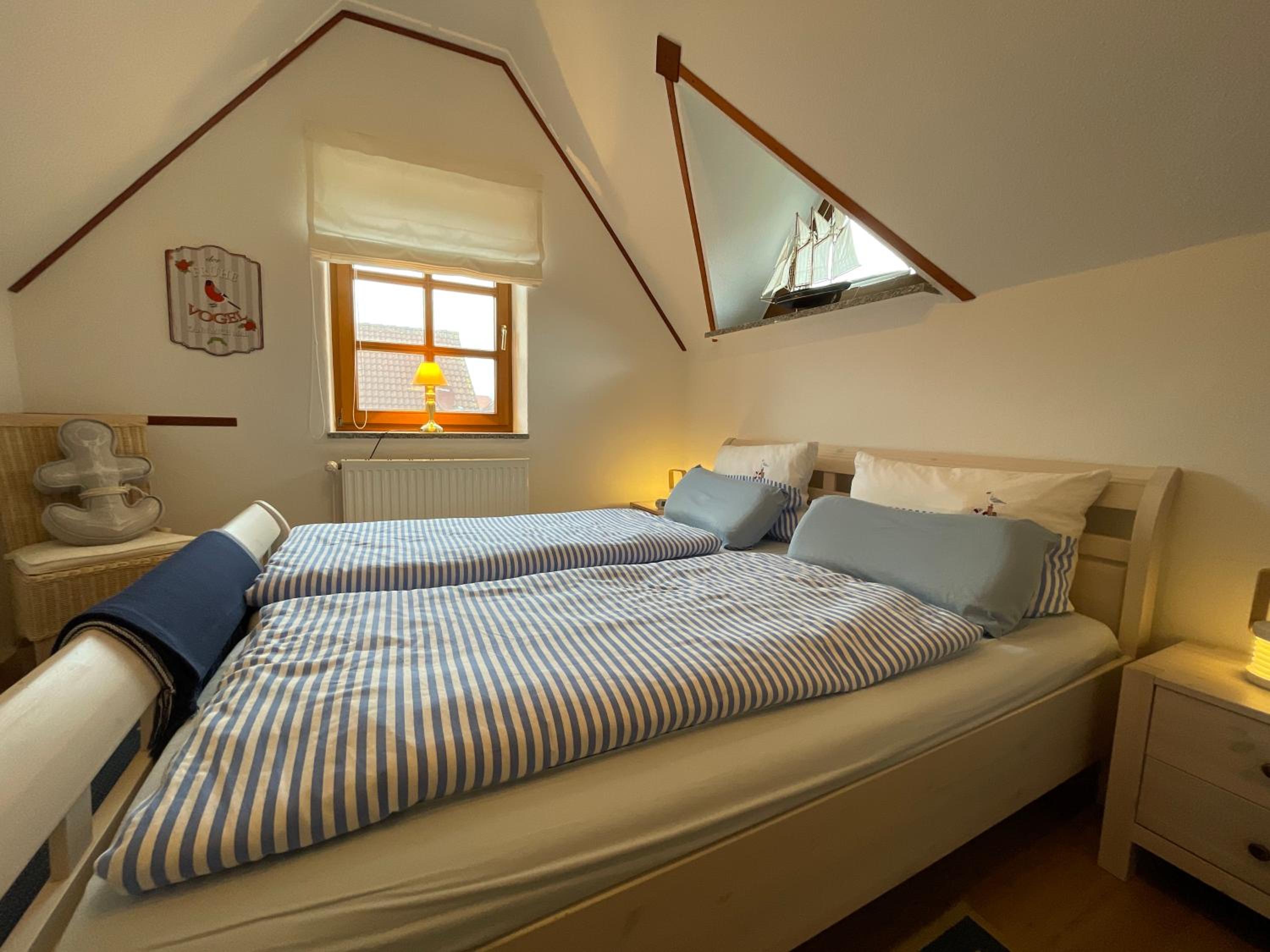 Ferienhaus Henny: 6 Geh-Minuten vom Hafen. Privater Garten