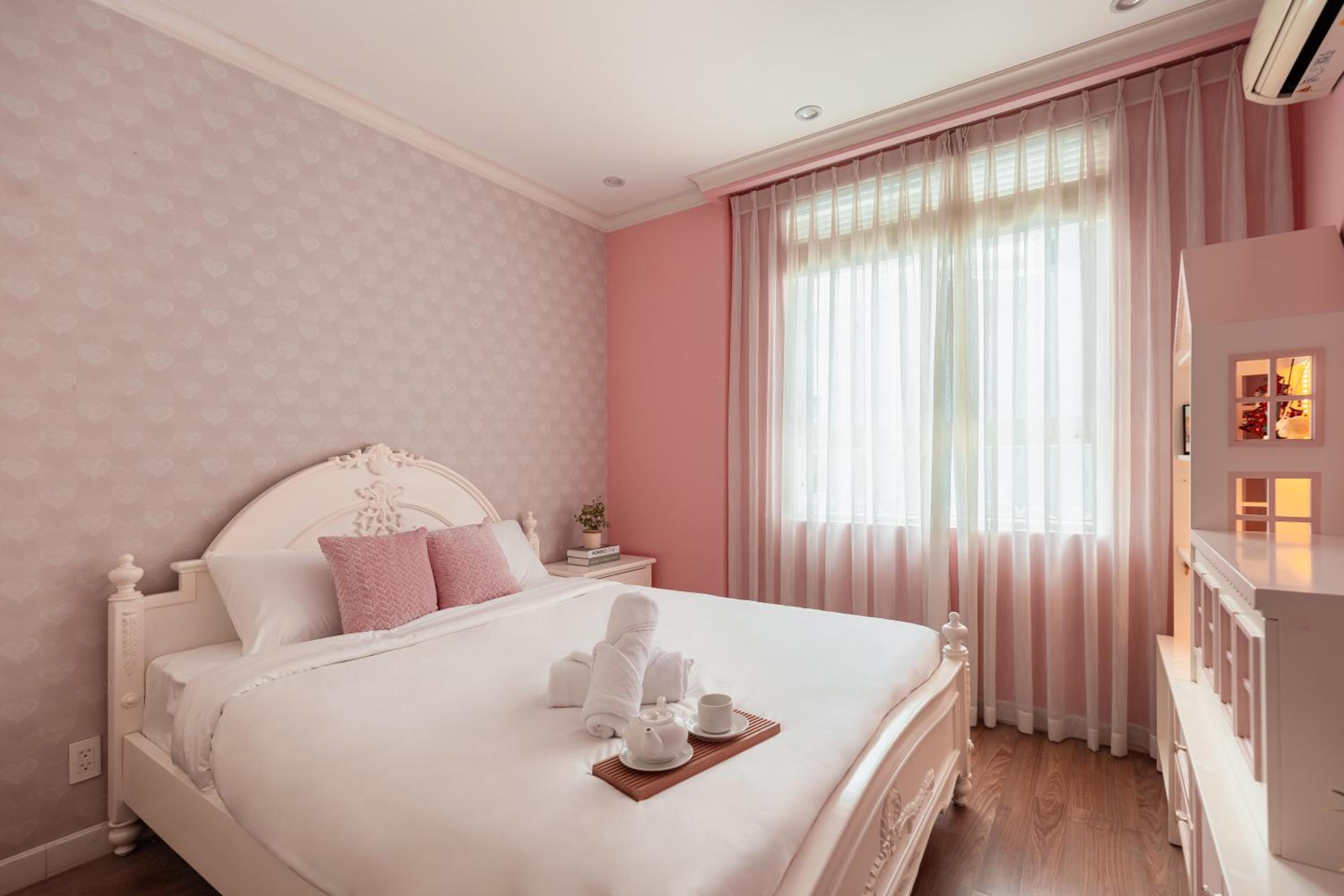 Spacious 4BR apat at Saigon Centre with pool, supermarket, view