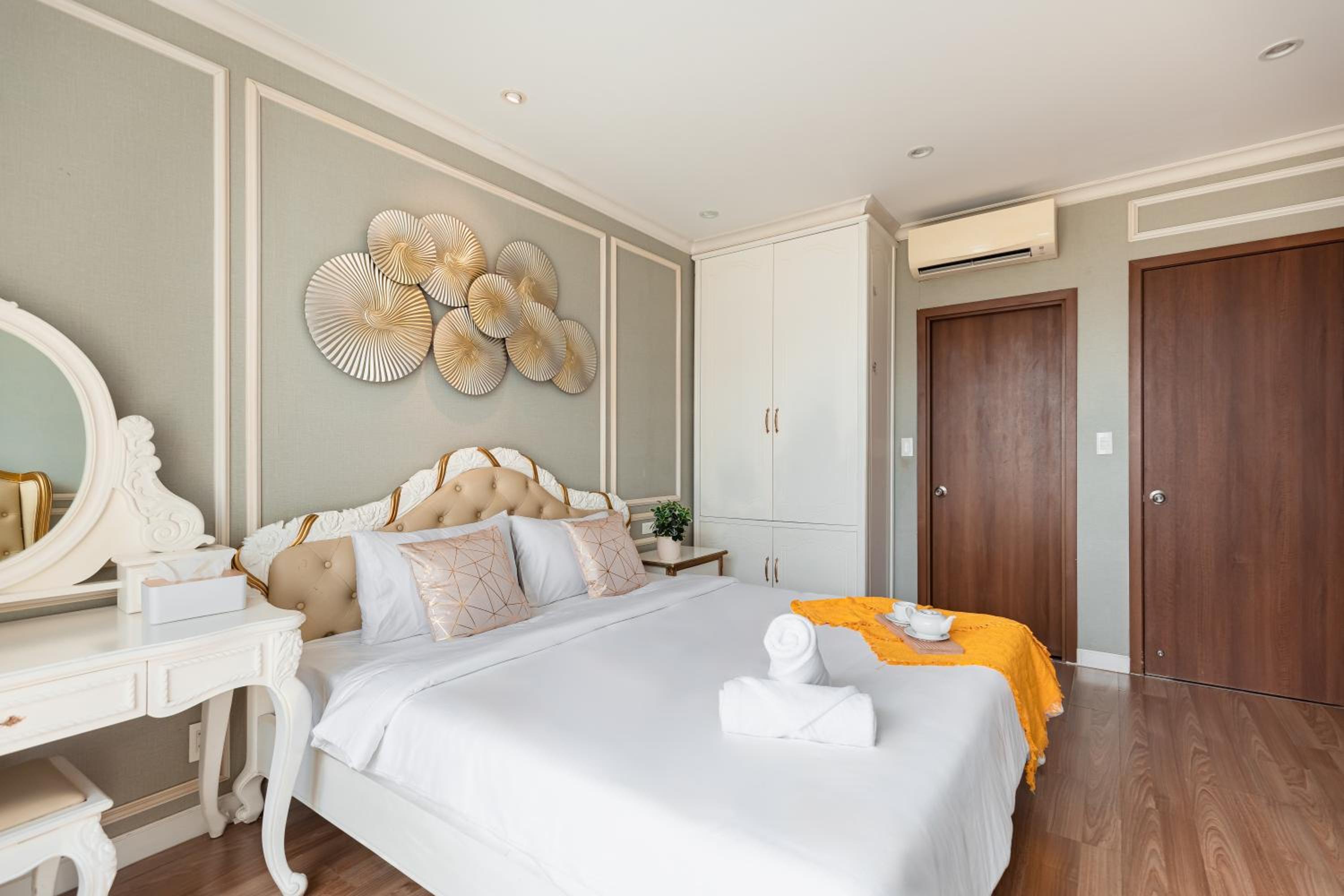Spacious 4BR apat at Saigon Centre with pool, supermarket, view