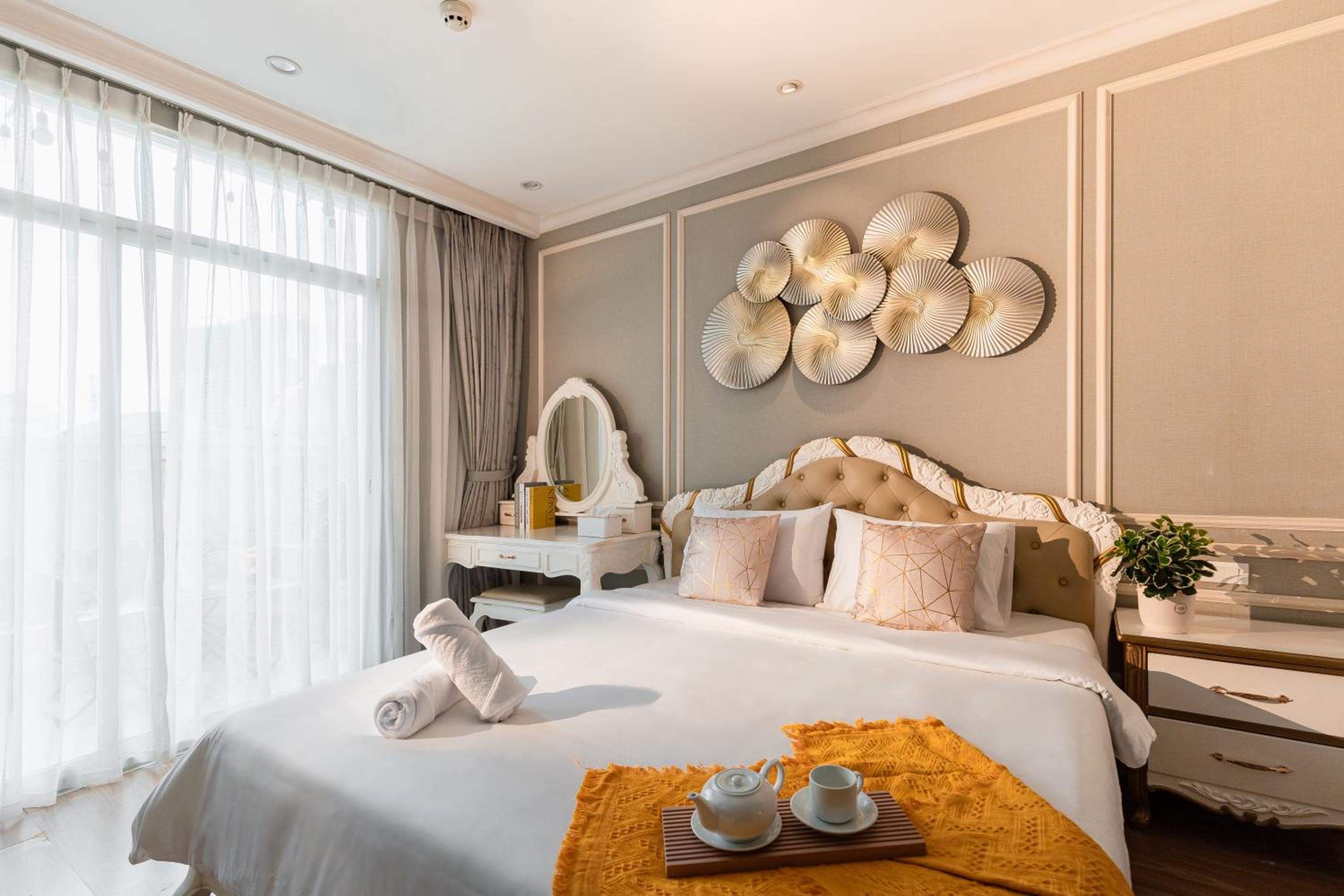 Spacious 4BR apat at Saigon Centre with pool, supermarket, view